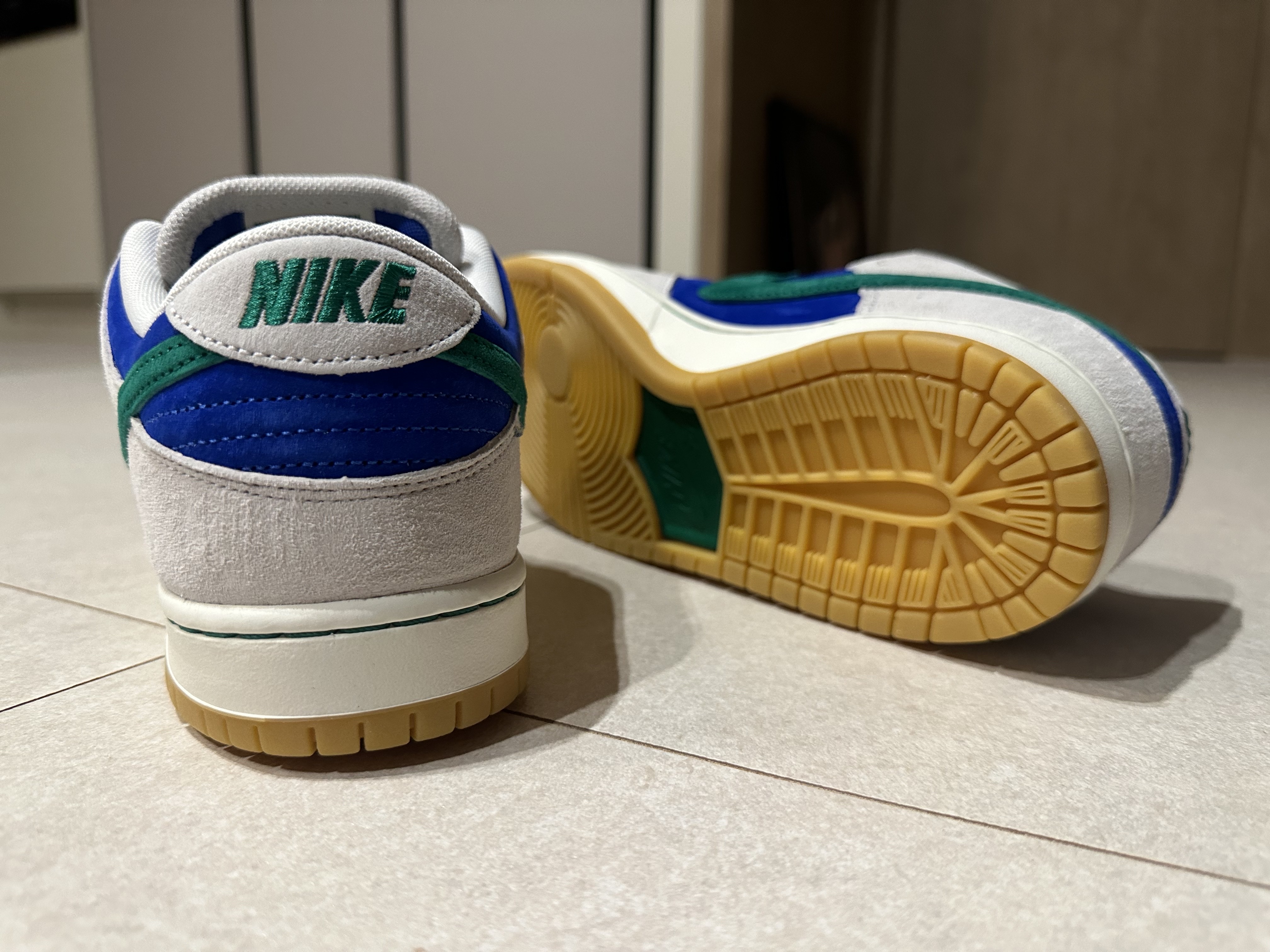 Nike SB Dunk Low Pro Phantom and Hyper Royal 착용 스타일 - 6