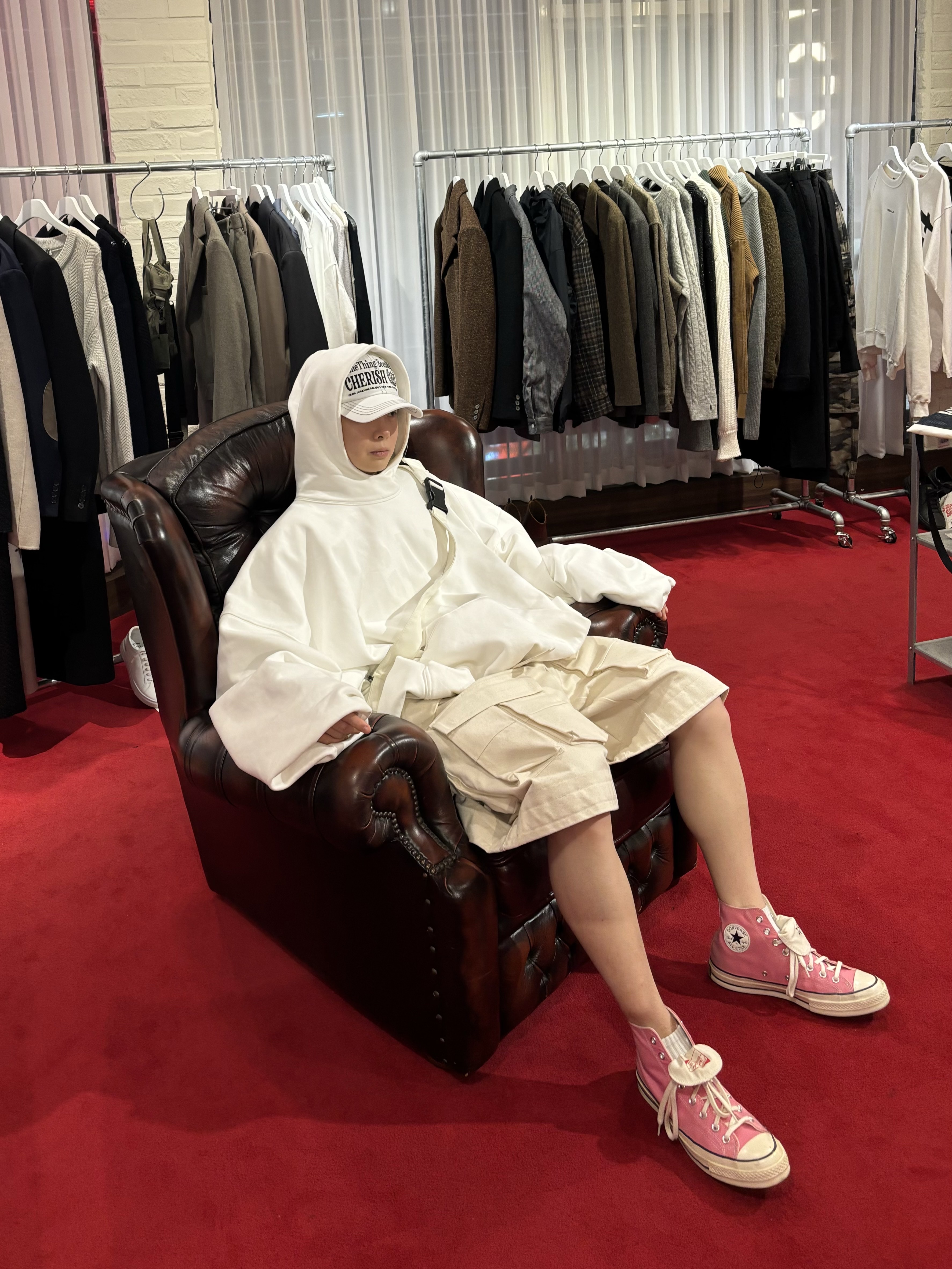 Yeezy Gap Engineered By Balenciaga Dove Hoodie White, Converse Chuck Taylor All Star Hi Seasonal Color Oops Pink 착용 스타일 - 2