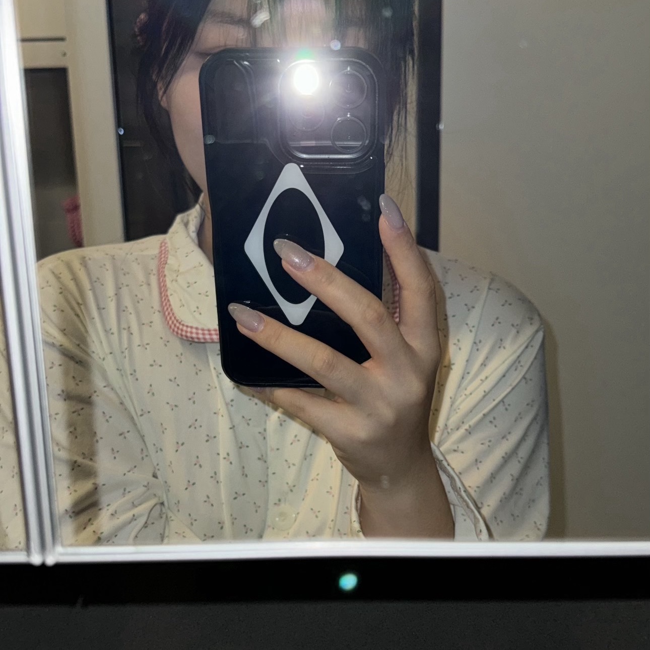 Mischief Rhombus Bumper iPhone Case Black 착용 스타일