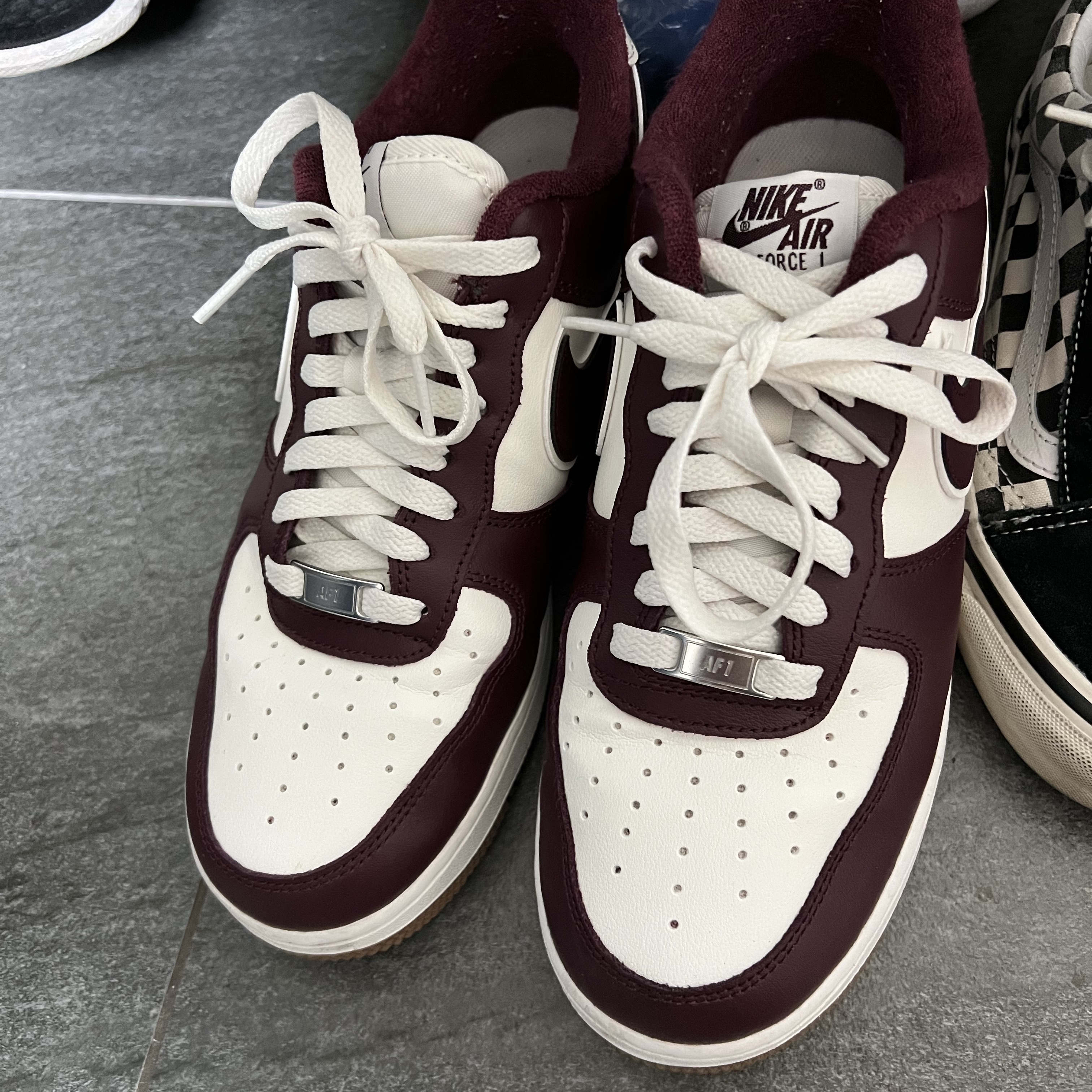 Nike Air Force 1 '07 LV8 Night Maroon 착용 스타일