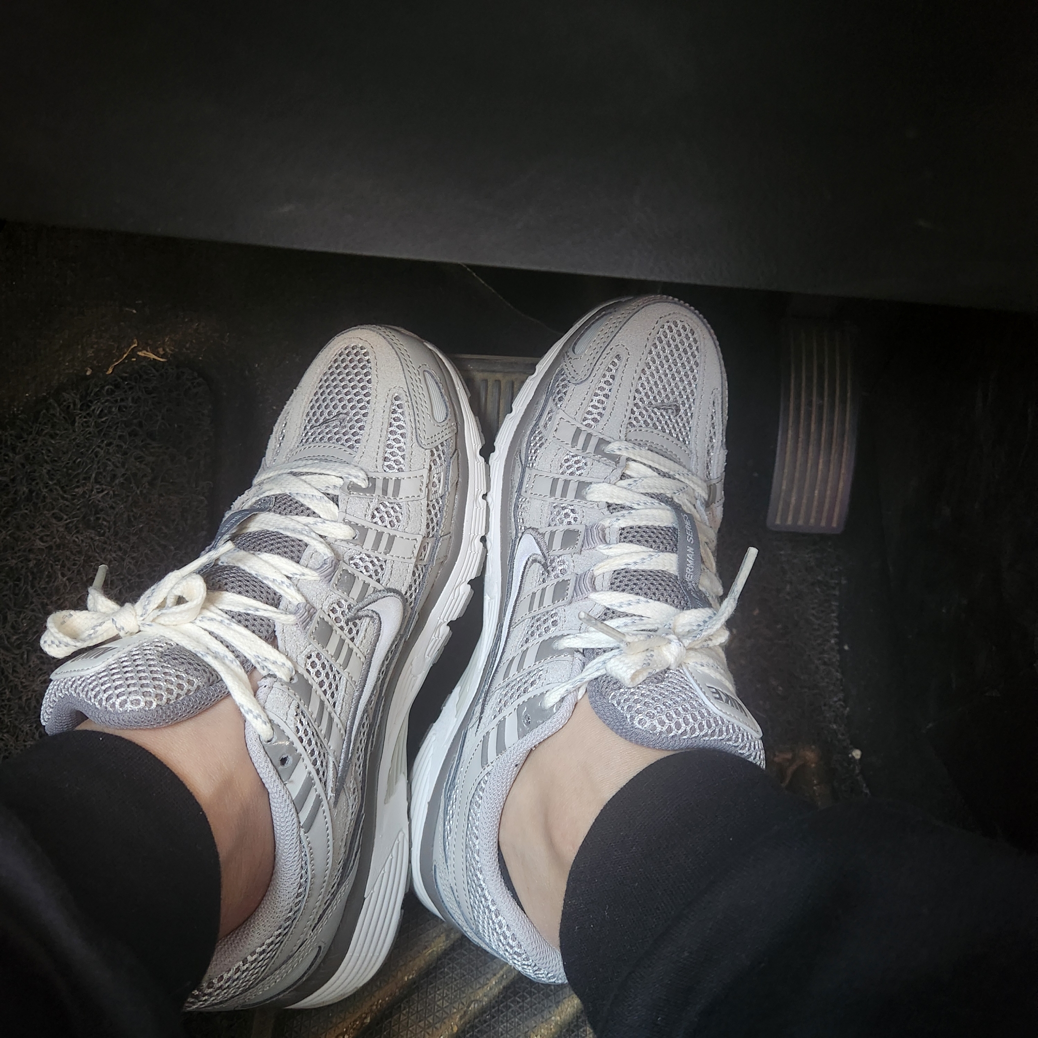 Nike P-6000 PRM Light Iron Ore 착용 스타일