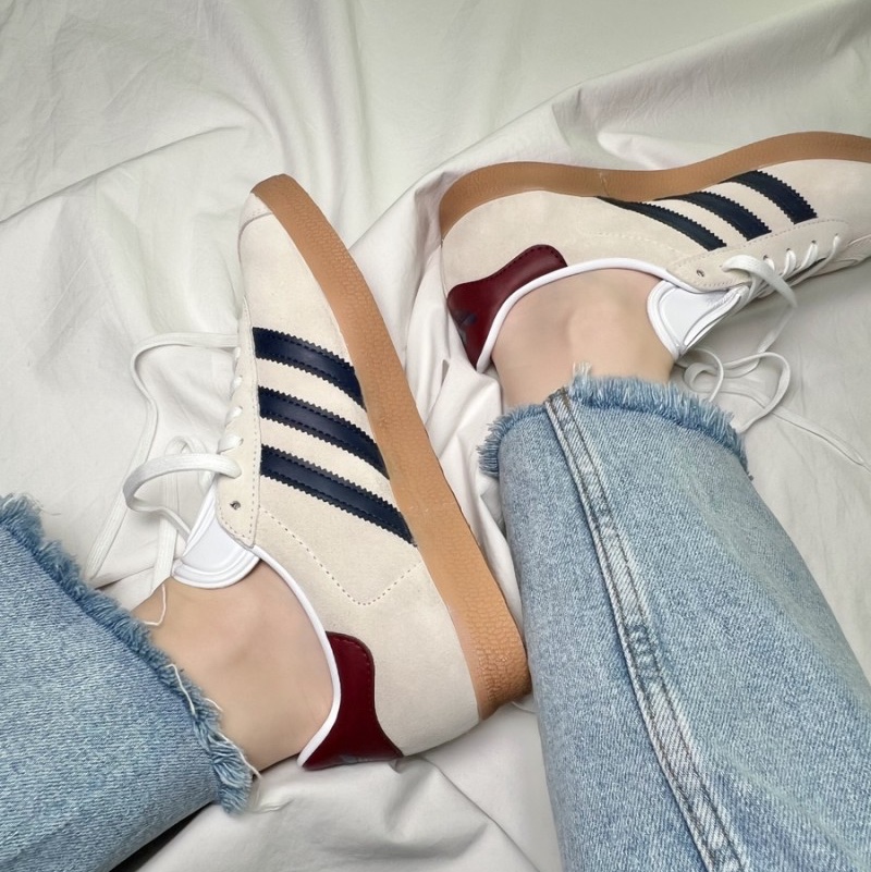 Adidas Gazelle Off White Dark Blue 착용 스타일