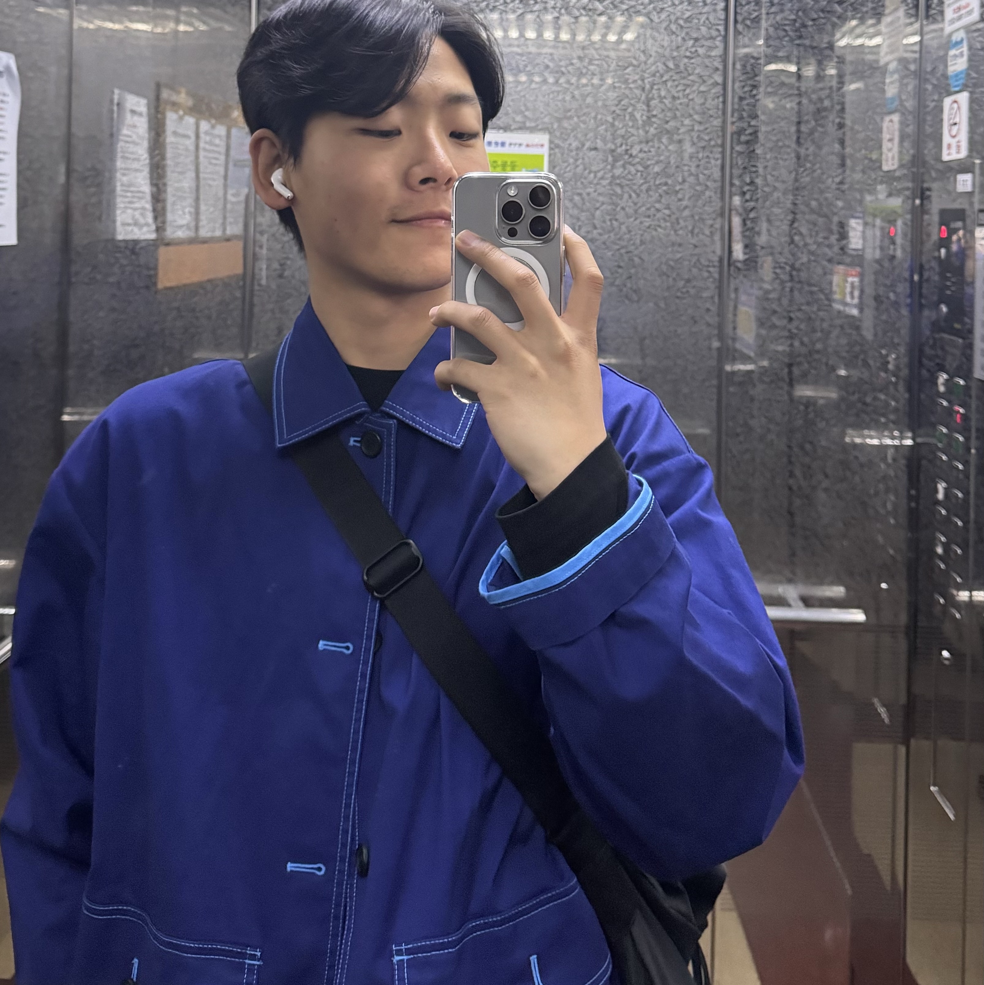 Uniqlo x Marni Oversized Utility Jacket Blue, Uniqlo U Drawstring Shoulder Bag Black 착용 스타일