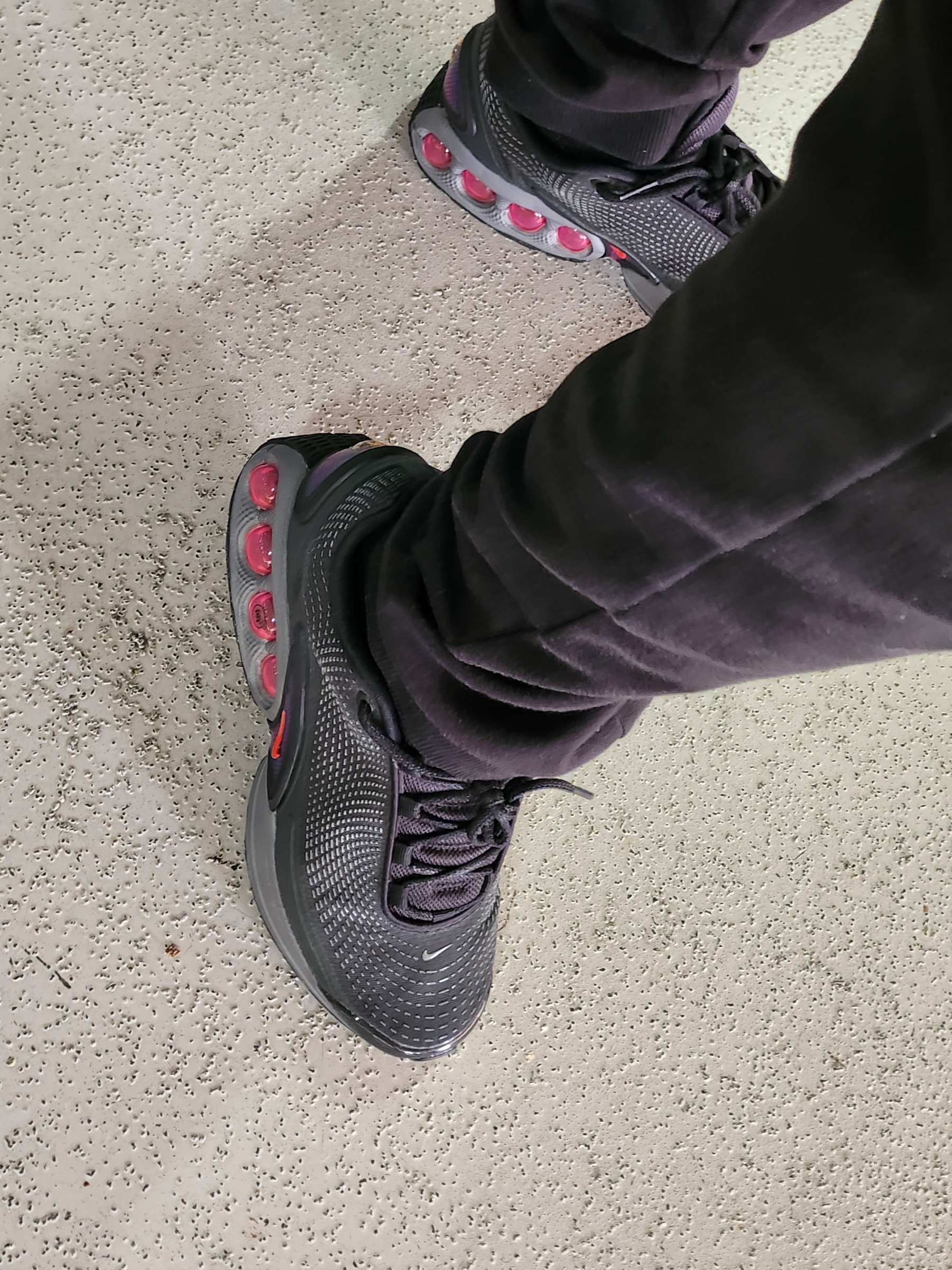 Nike Air Max Dn Black Light Crimson 착용 스타일 - 4