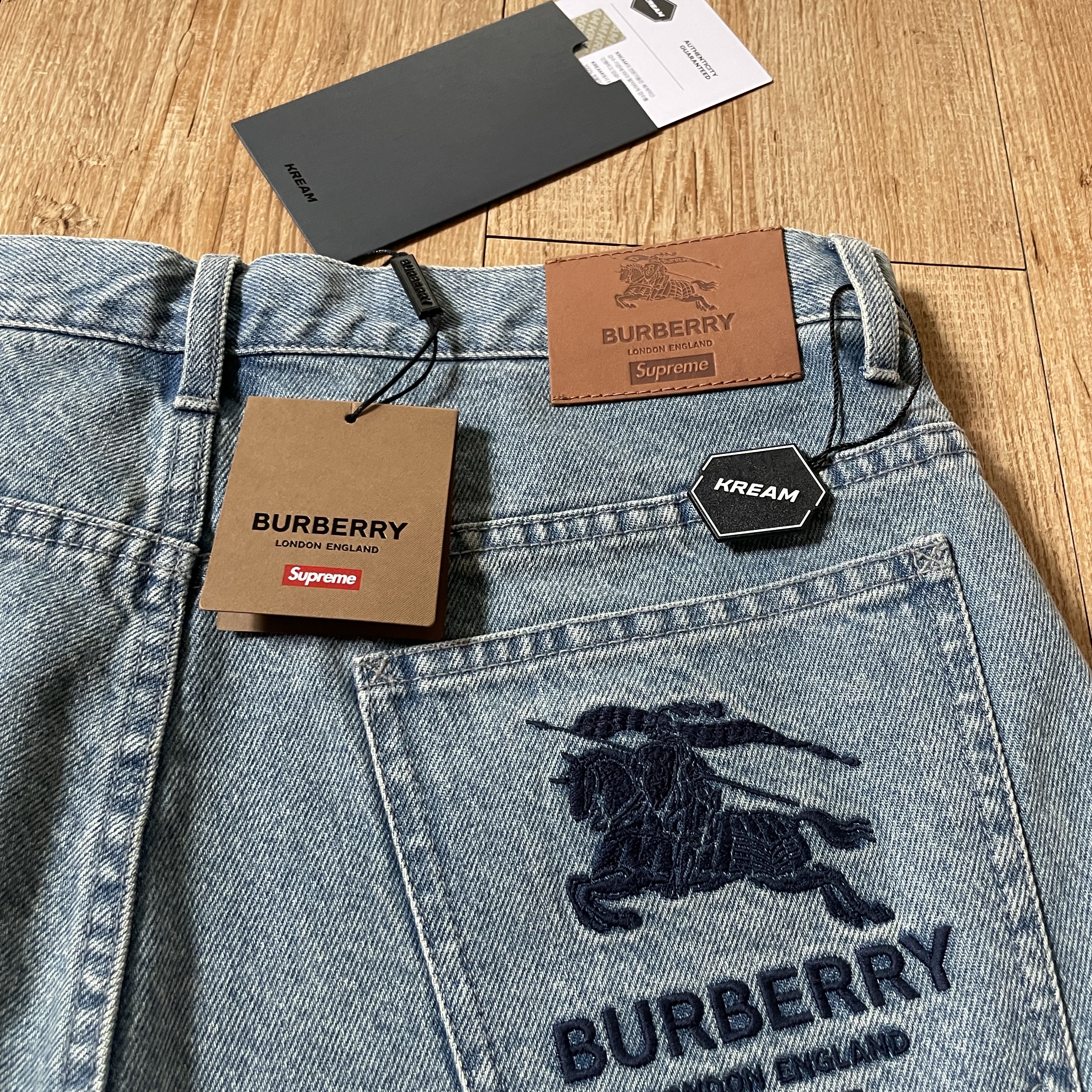 Supreme x Burberry Denim Shorts Washed Blue - 22SS 착용 스타일