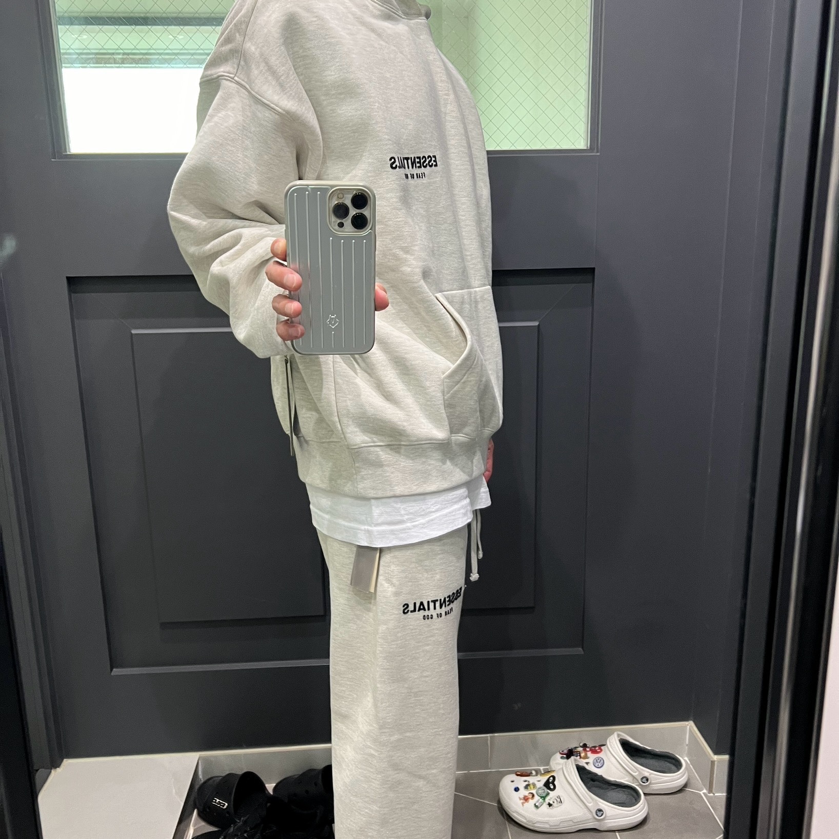 Essentials The Core Collection Hoodie Light Oatmeal, Essentials The Core Collection Relaxed Sweatpants Light Oatmeal 착용 스타일 - 3