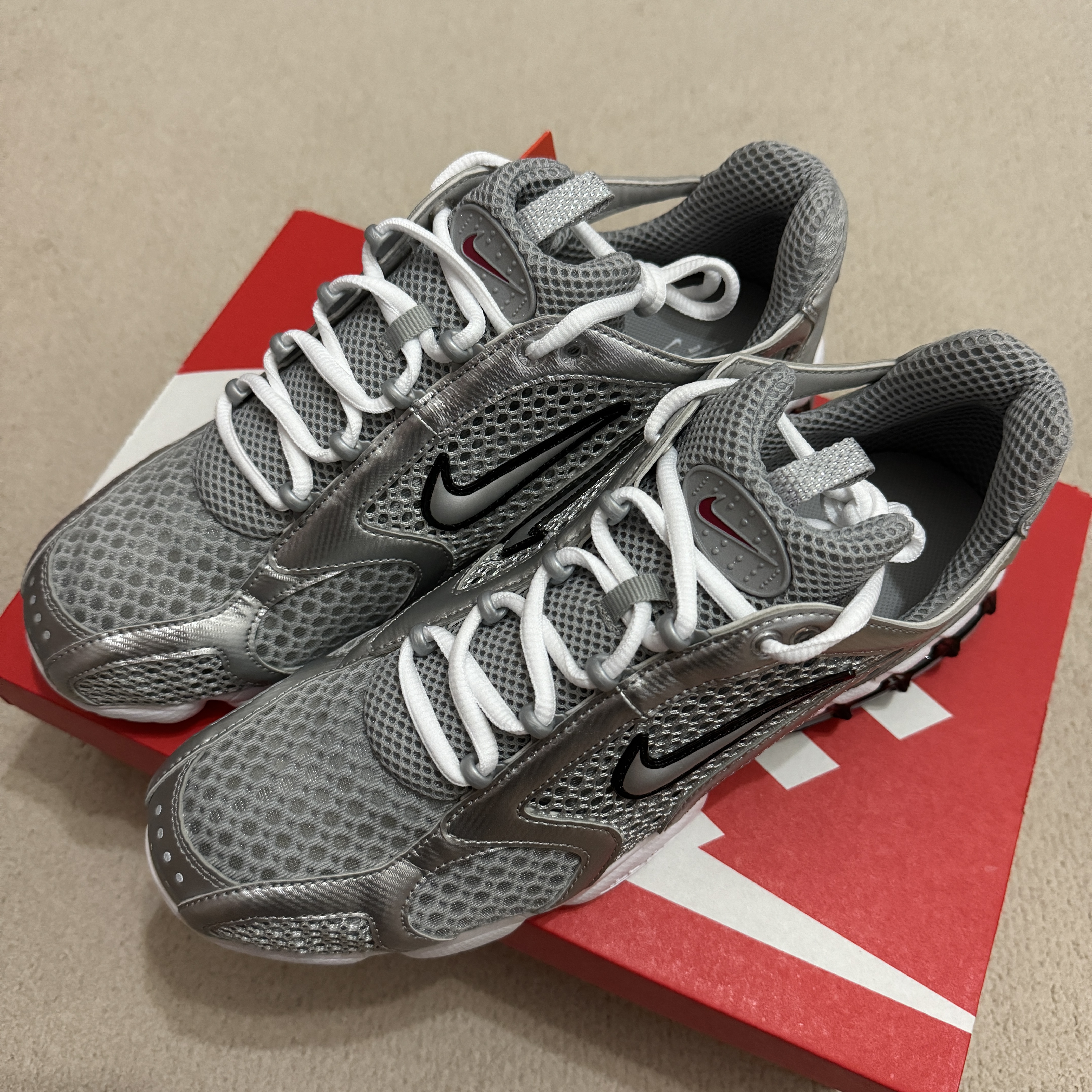 Nike Air Zoom Spiridon Cage 2 Metallic Silver 착용 스타일 - 3