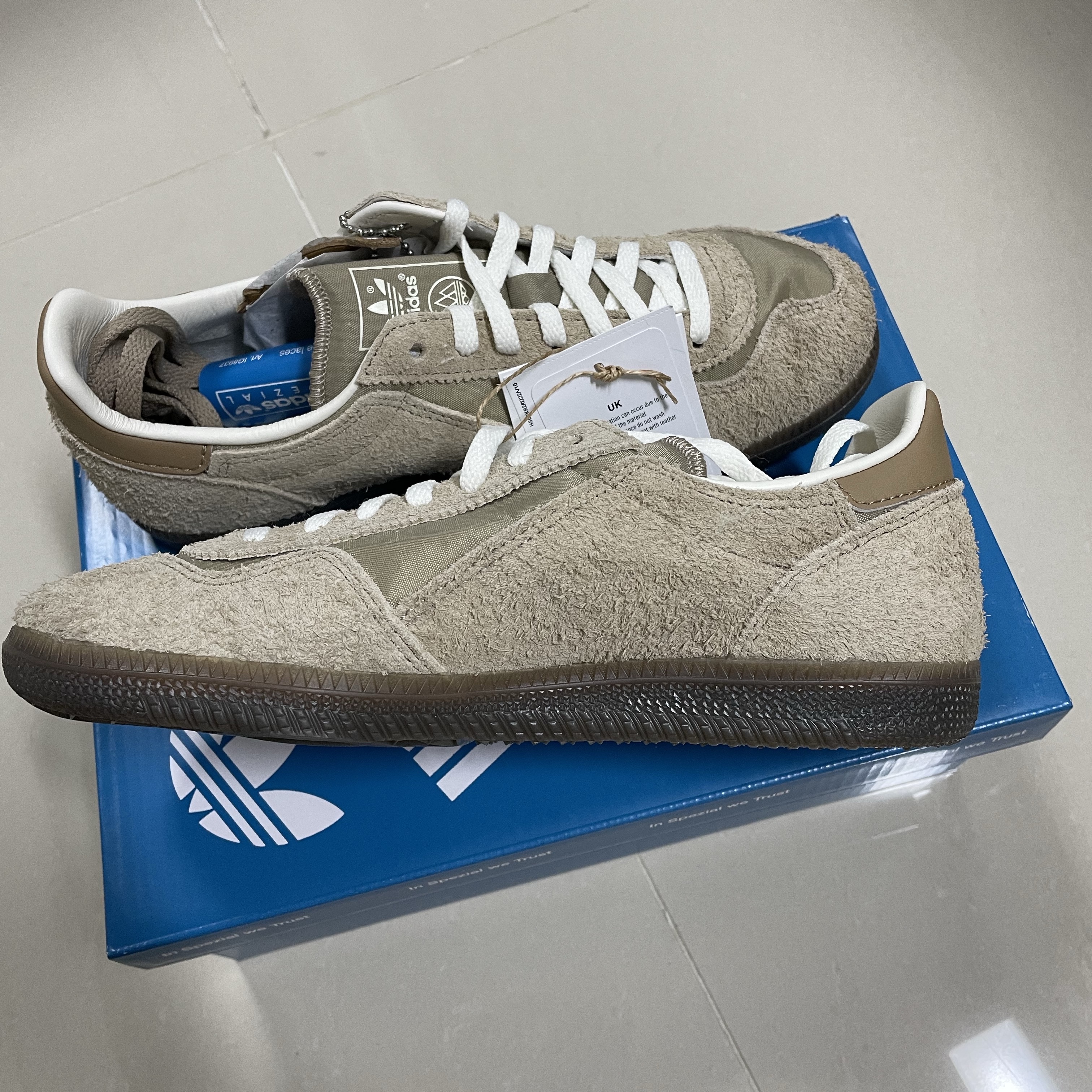 Adidas Wensley Spezial Cardboard Off White 착용 스타일 - 2