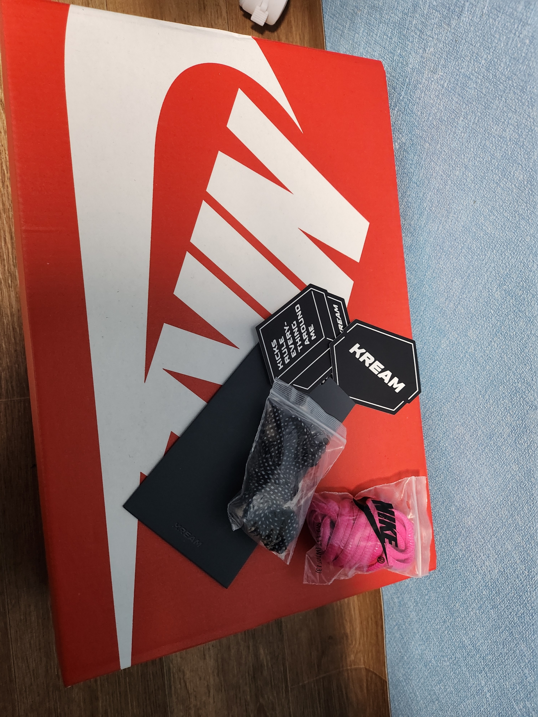 Nike Air Max Dn Black Light Crimson 착용 스타일 - 1
