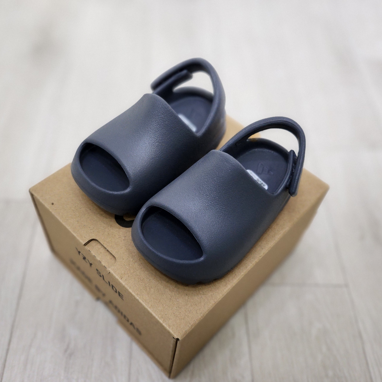 (Infant) Adidas Yeezy Slide Slate Grey 착용 스타일 - 2