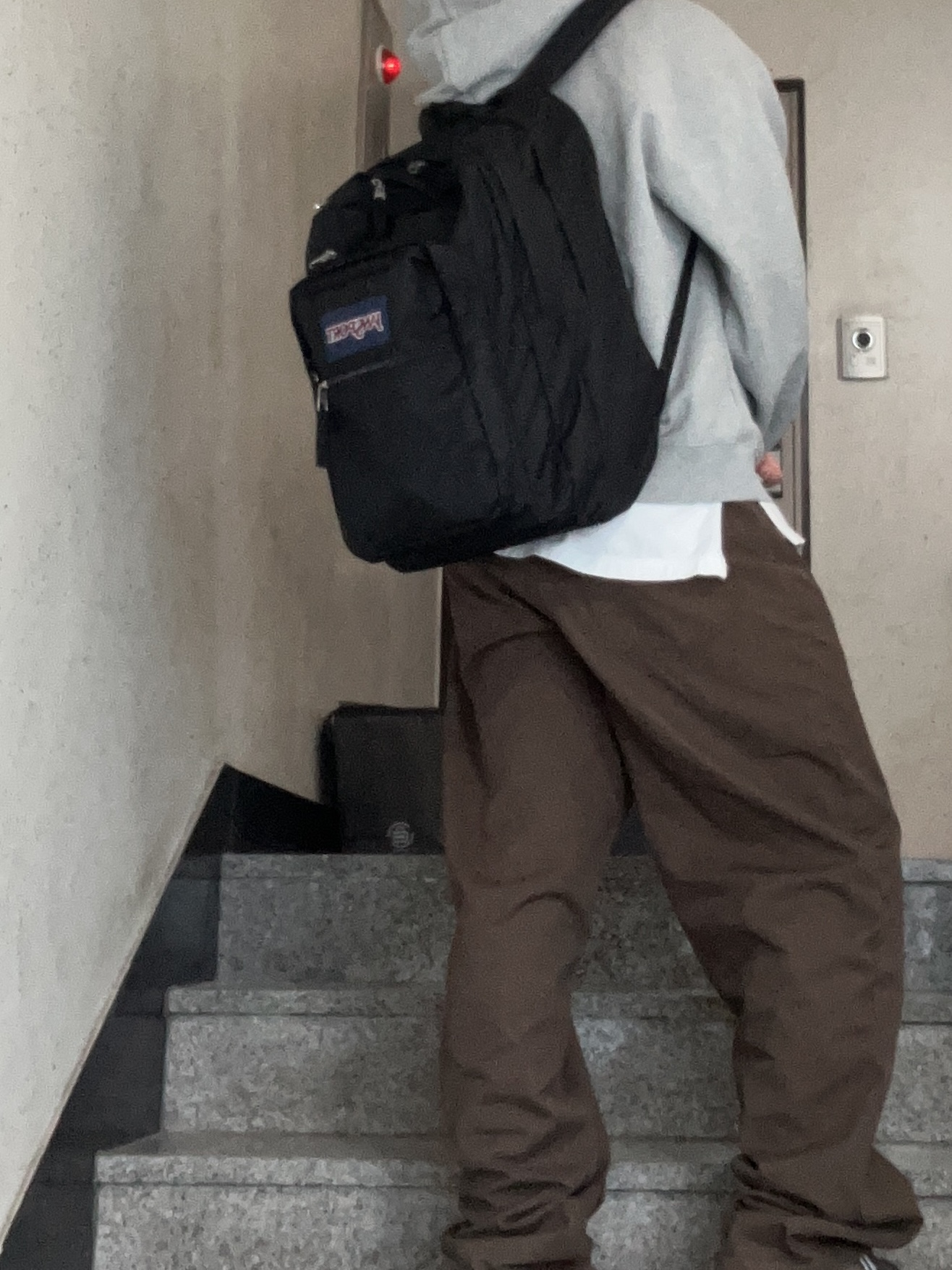 Jansport Big Student Backpack Black 착용 스타일 - 2
