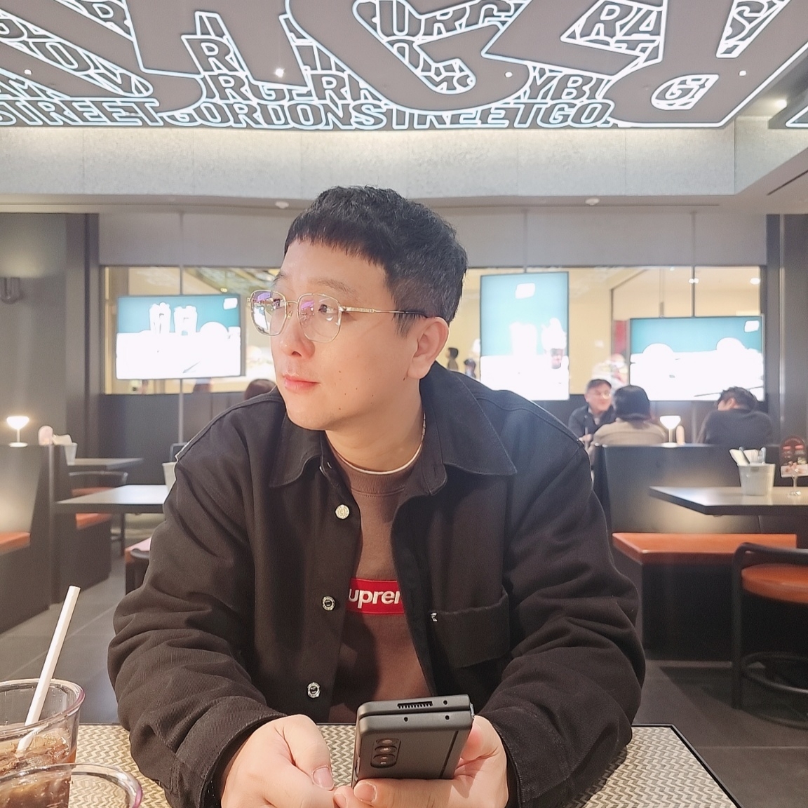Supreme Box Logo Crewneck Brown - 22FW, Wooyoungmi Denim Back Logo Shirt Black - 23SS 착용 스타일 - 1