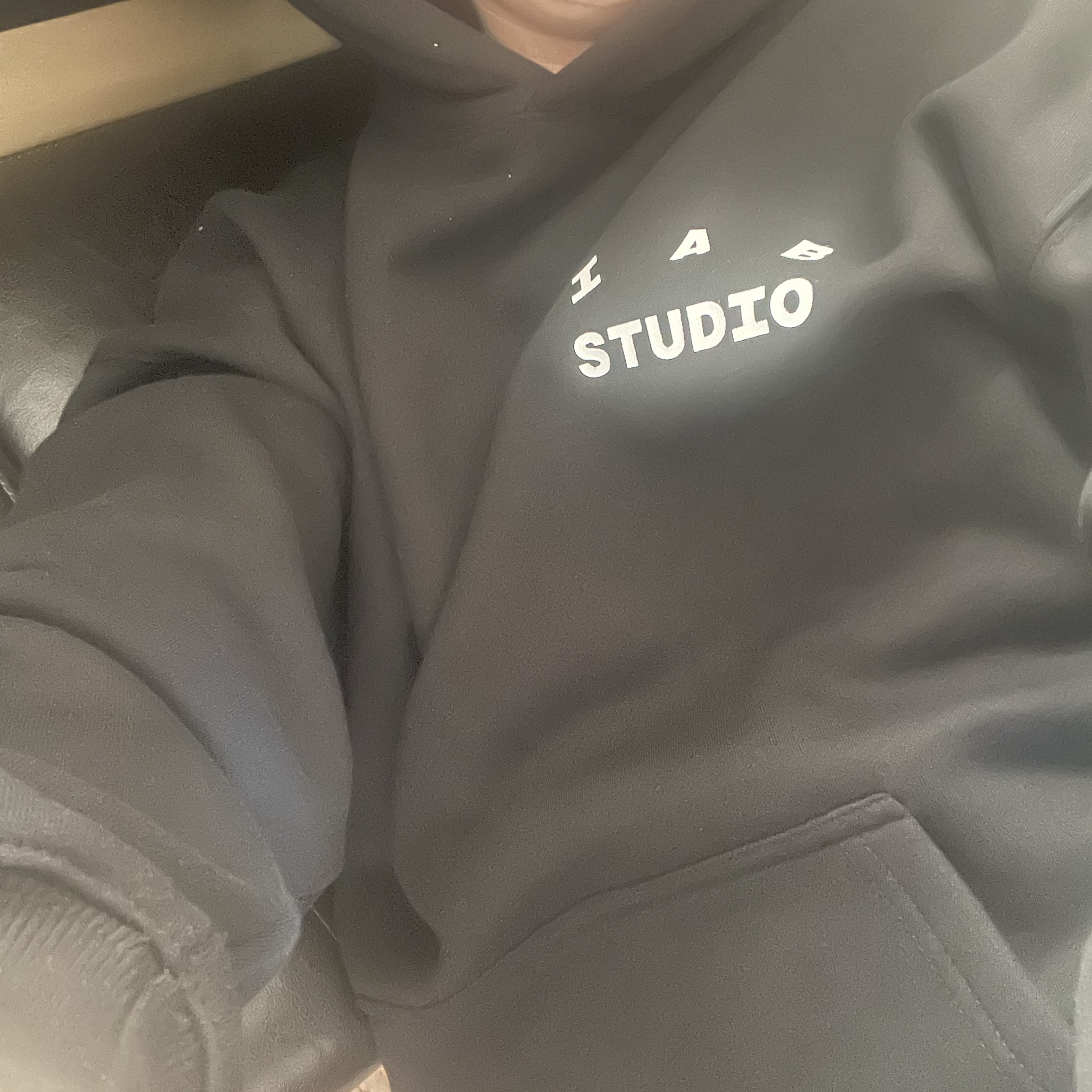 IAB Studio Hoodie Black 착용 스타일