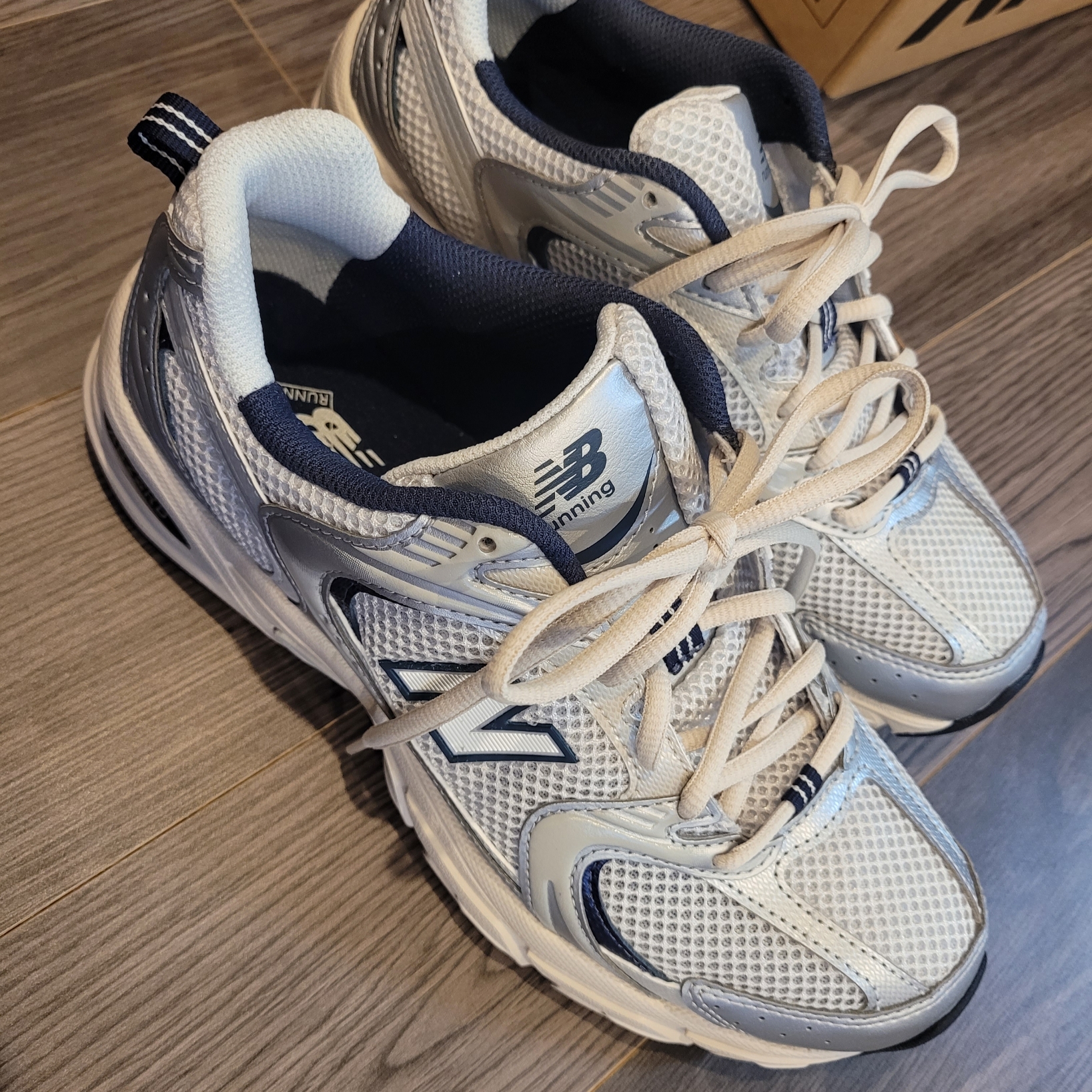 New Balance 530 Steel Grey 착용 스타일 - 2