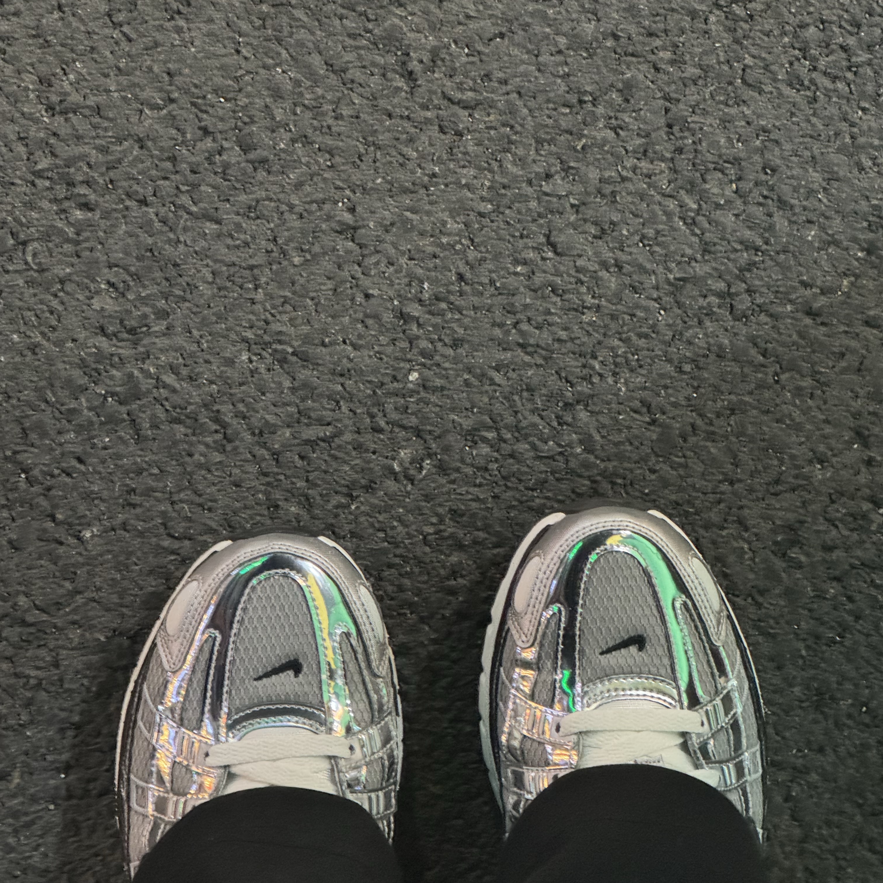 Nike P-6000 Metallic Silver 착용 스타일