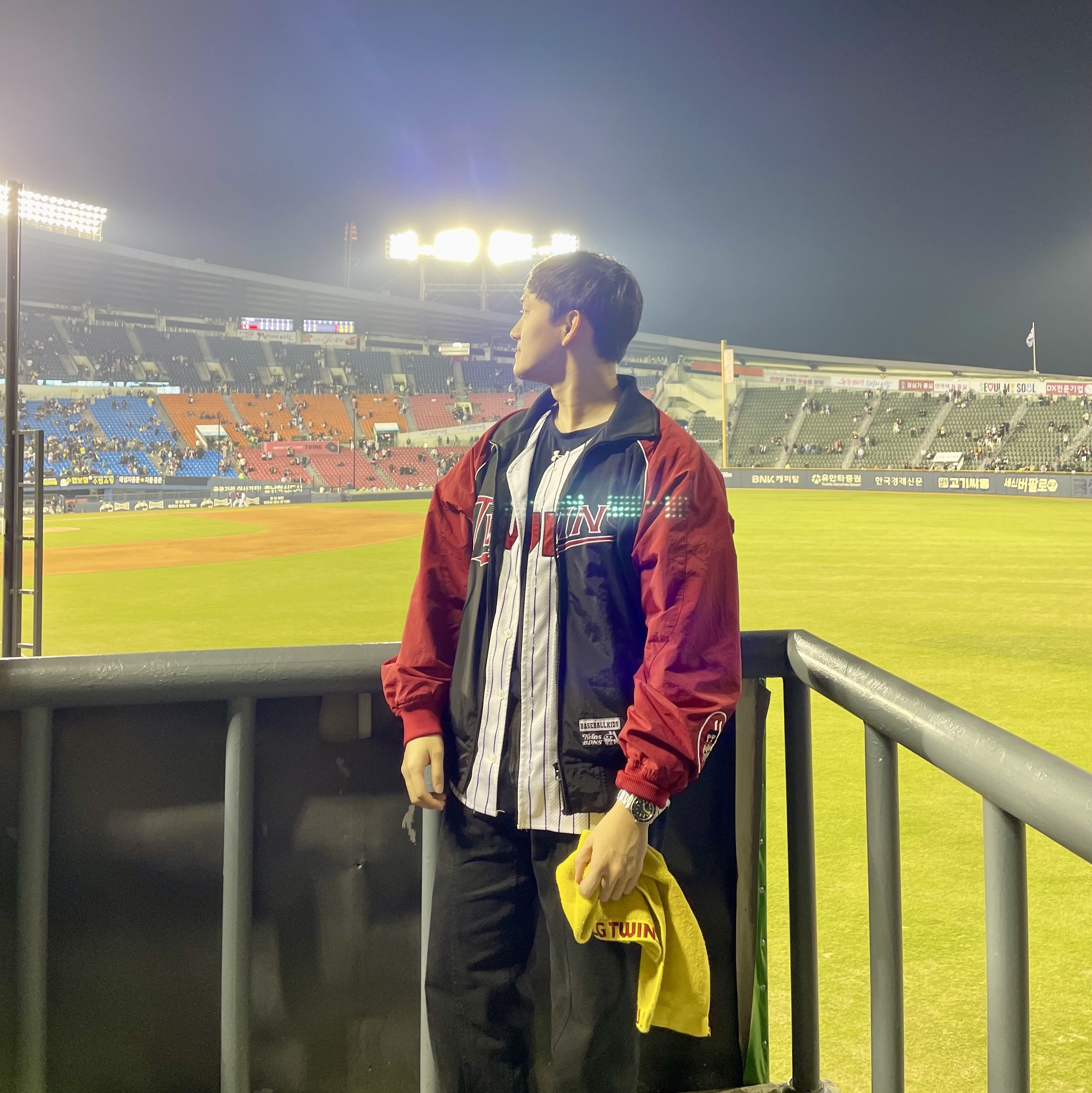 BDNS x LG TWINS Dugout Jacket Red, Tudor Black Bay 58 MT5402 Steel Bracelet Black 착용 스타일