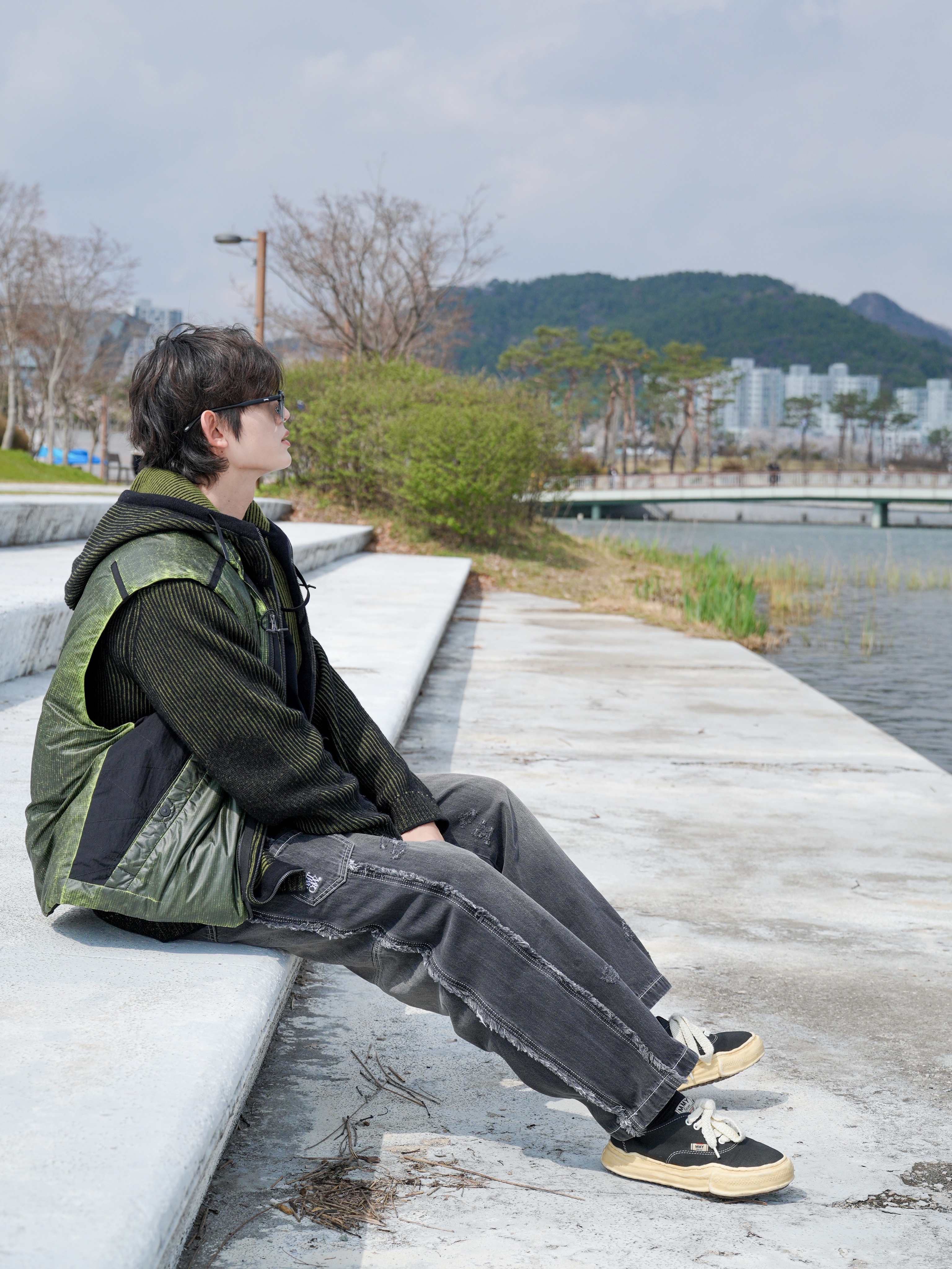 Maison Mihara Yasuhiro Baker OG Sole Broken Suede Low-top Sneakers Black, Nocle Tessel Charm Blue 착용 스타일 - 1