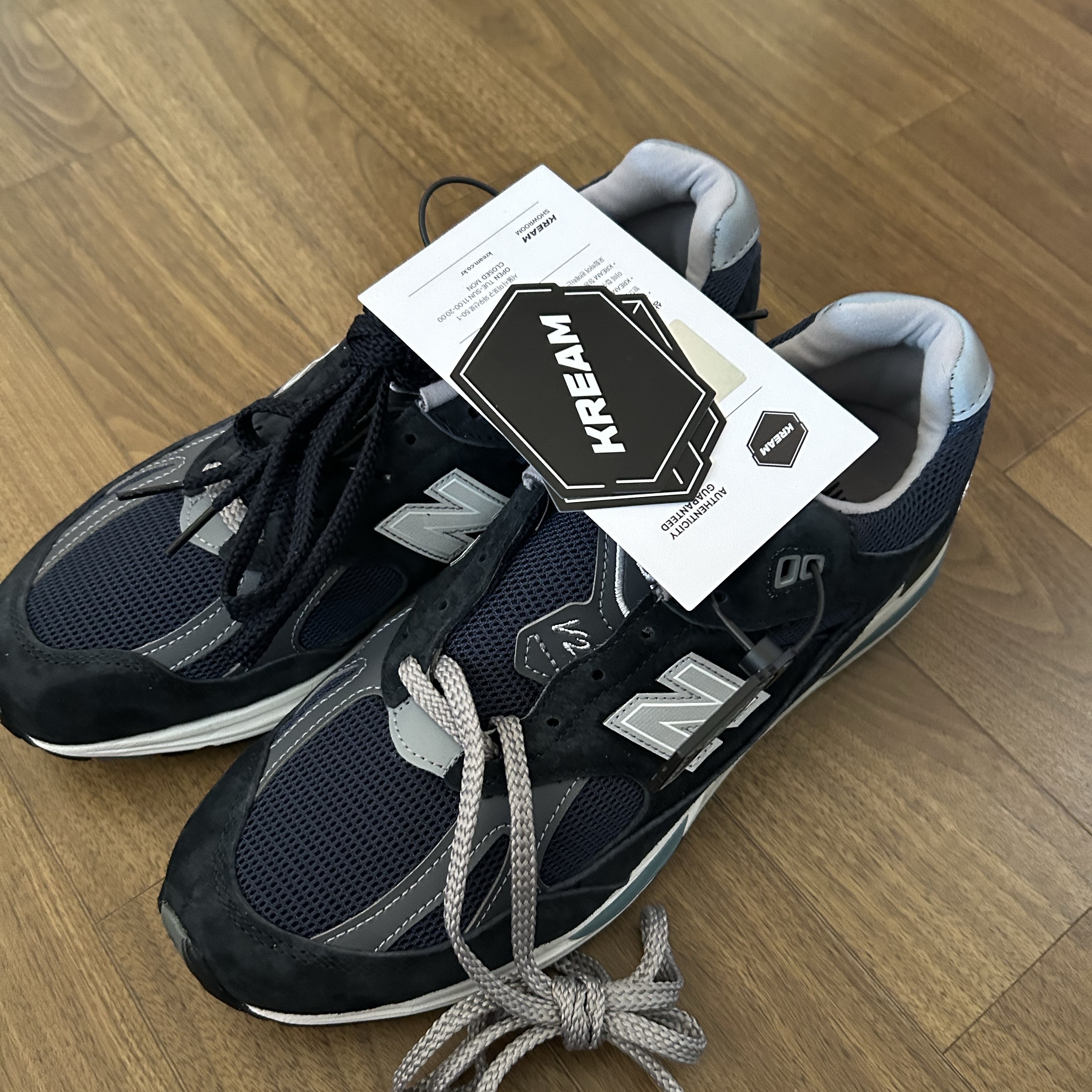 New Balance 991v2 Made in UK Dark Navy Smoked Pearl 착용 스타일 - 2