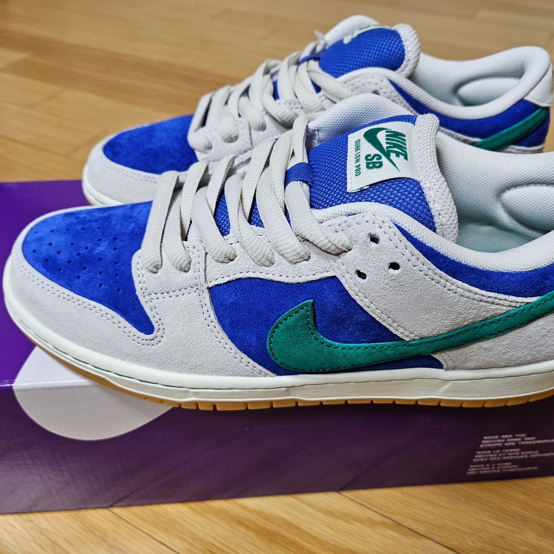 Nike SB Dunk Low Pro Phantom and Hyper Royal 착용 스타일