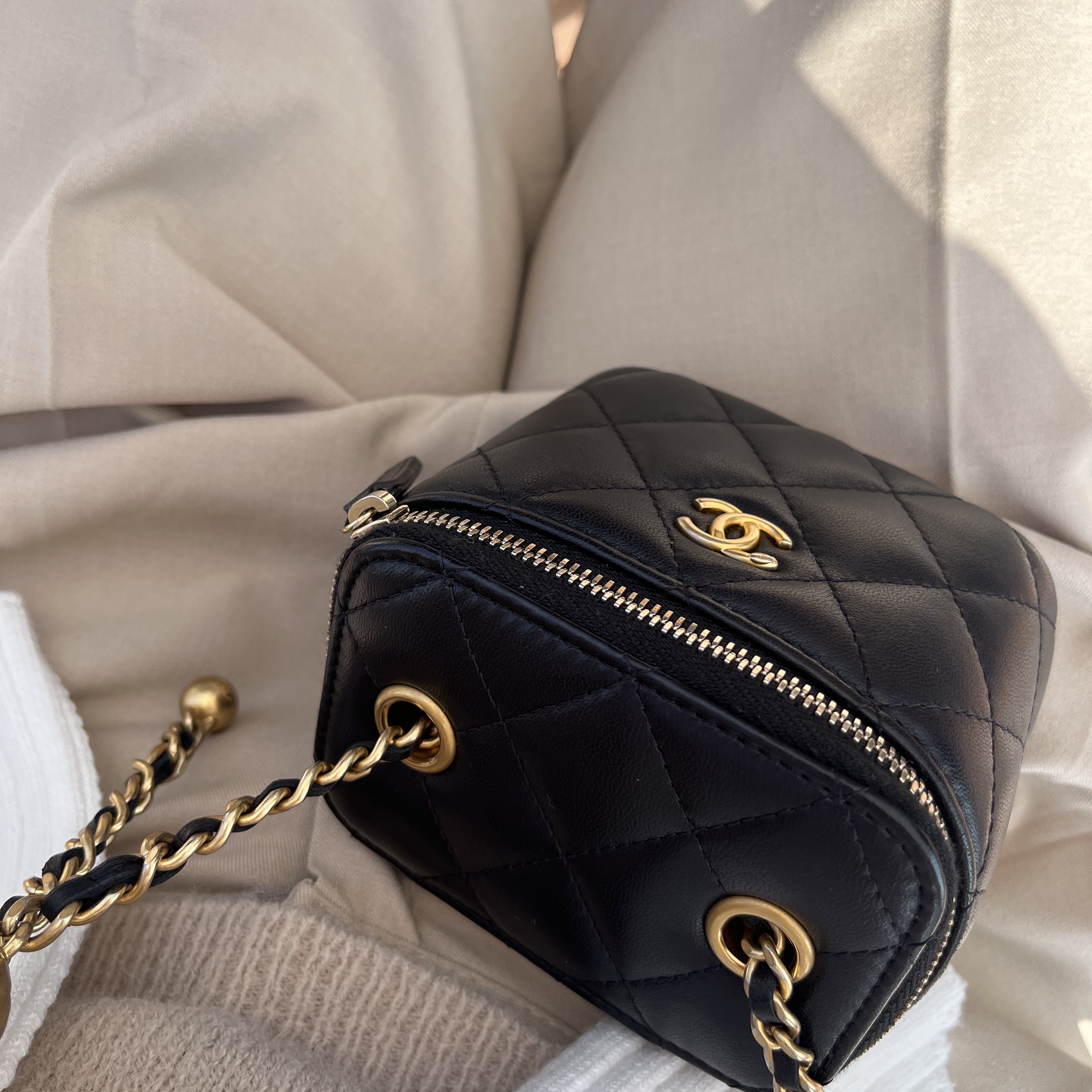 Chanel Small Vanity With Chain Lambskin & Gold Black 착용 스타일 - 5