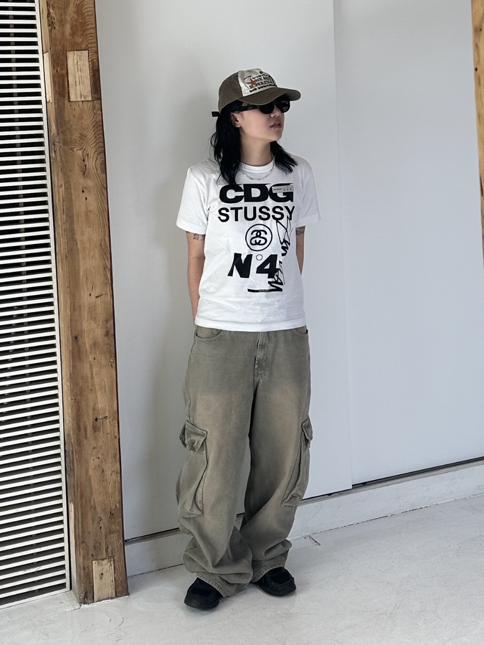 CDG x Stussy T-Shirt White, Asics Jog 100 2 Black 착용 스타일
