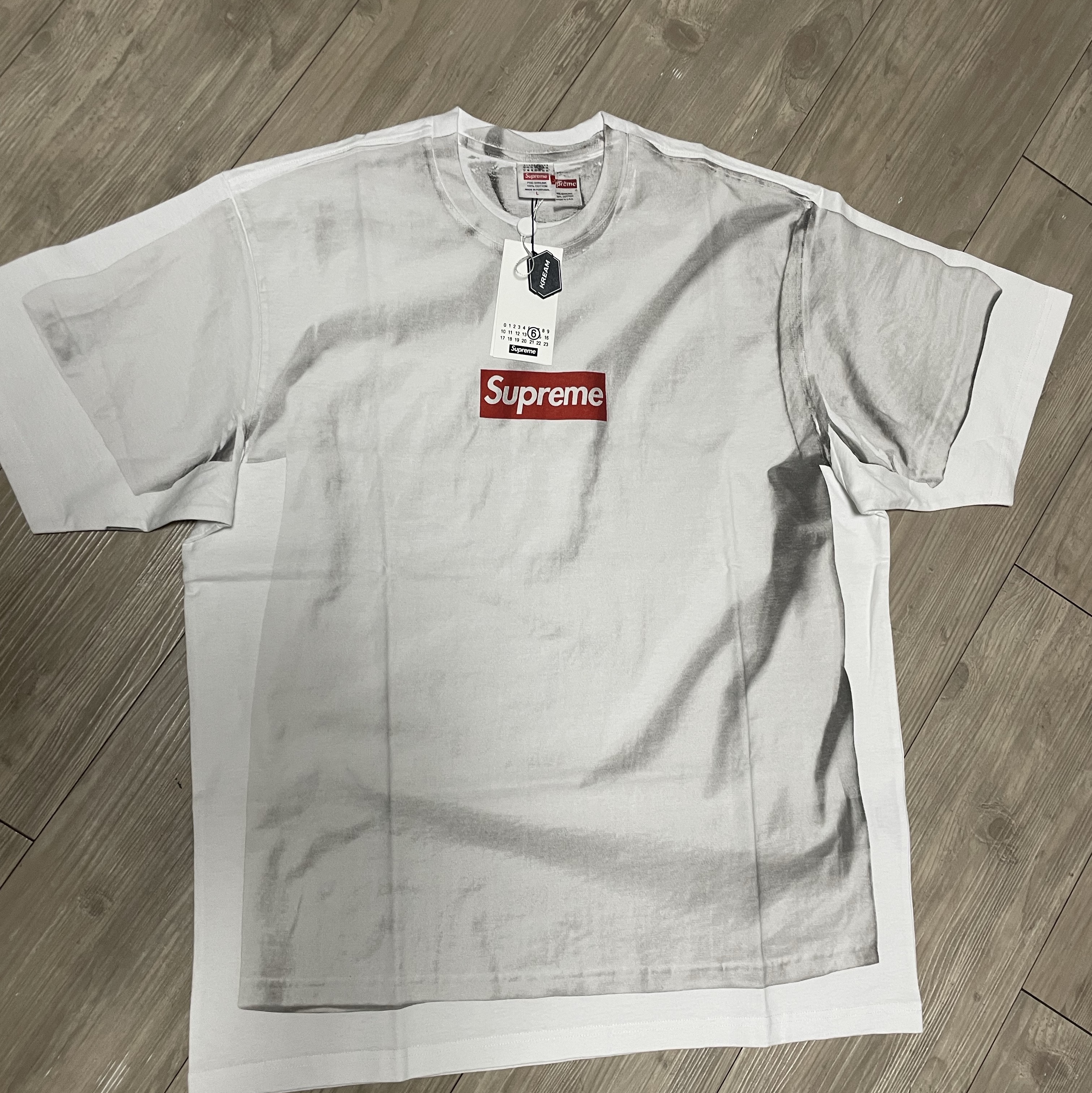 Supreme x MM6 Maison Margiela Box Logo T-Shirt White - 24SS, Supreme x Kaws Chalk Logo T-Shirt Black - 21SS 착용 스타일 - 2