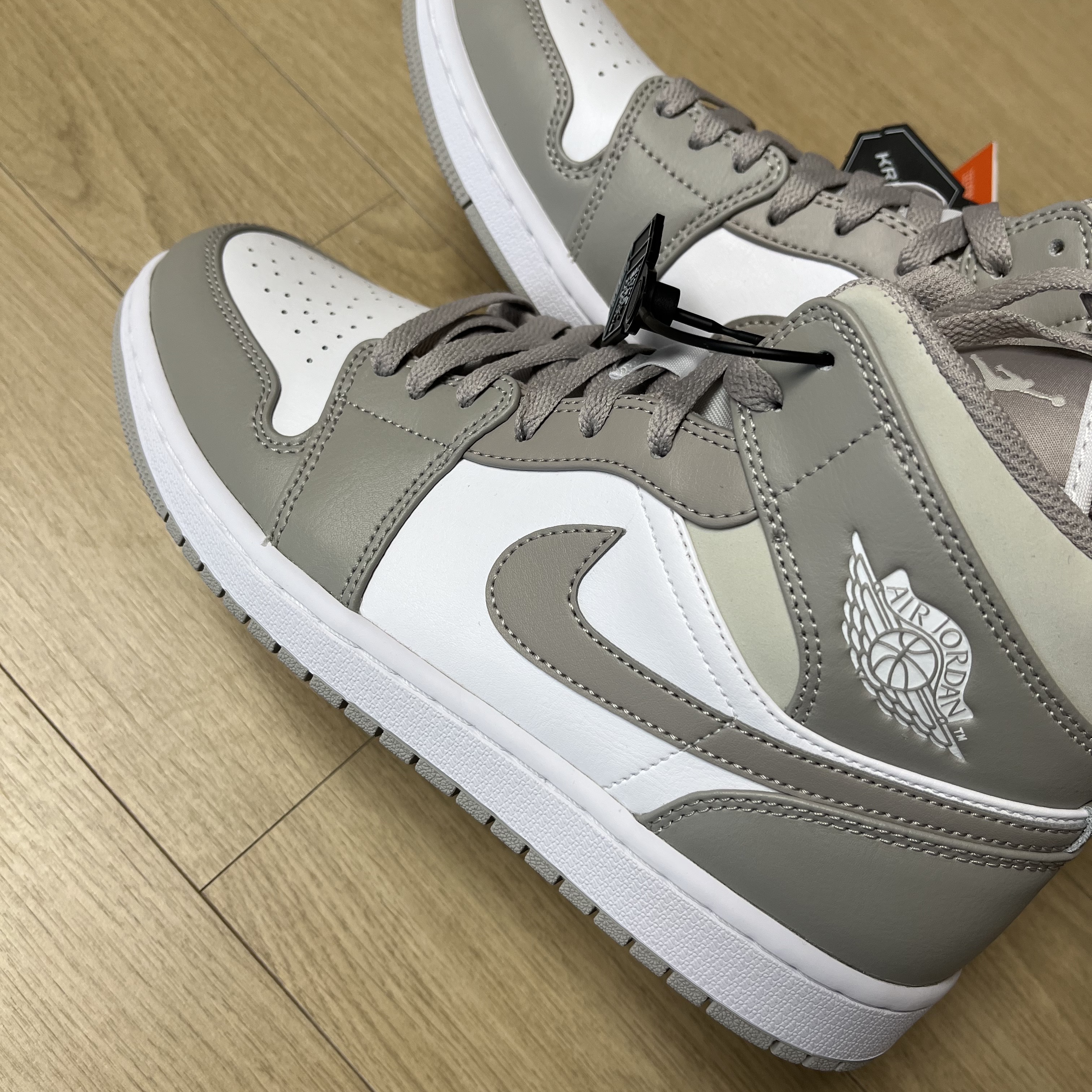 Jordan 1 Mid College Grey 착용 스타일