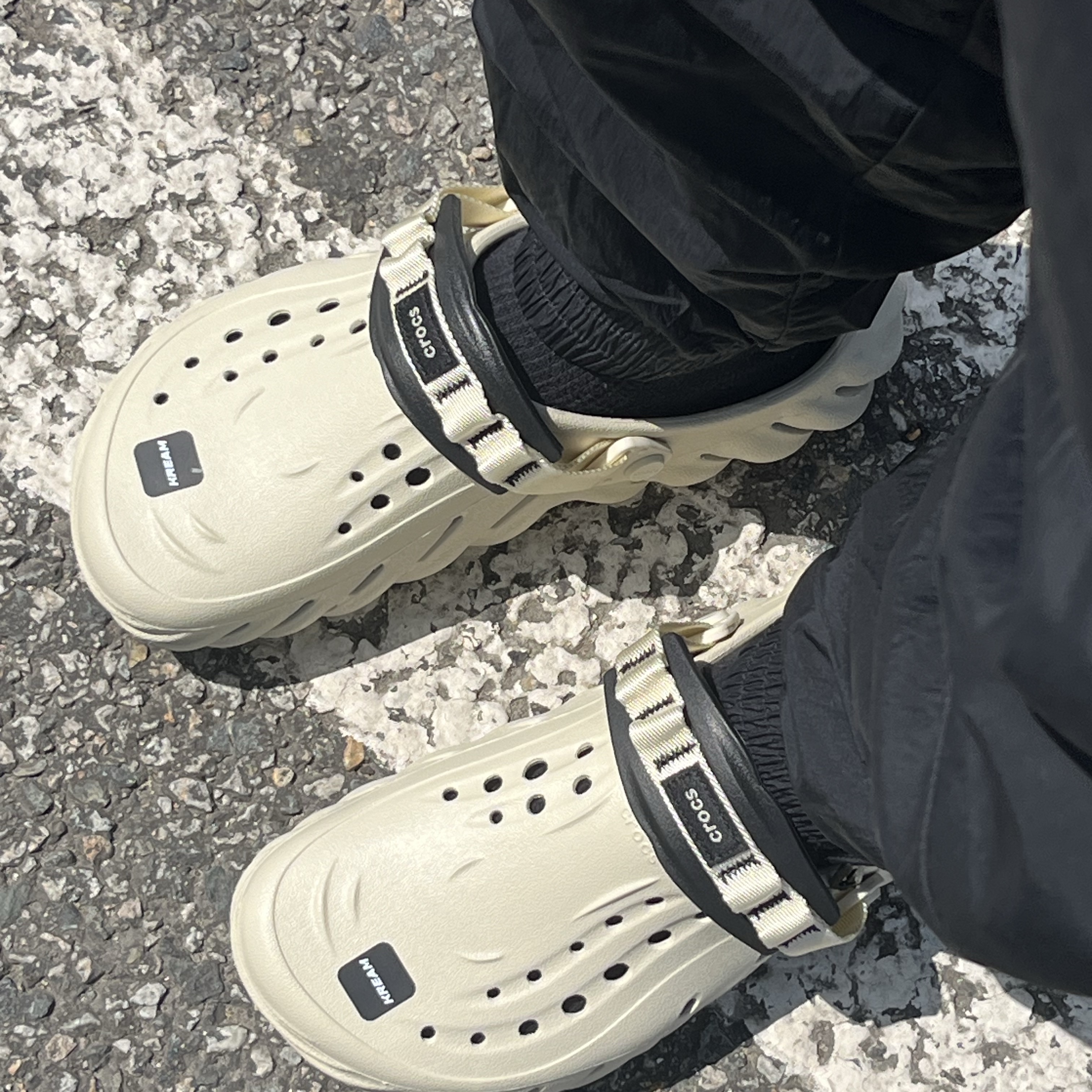 Crocs Echo Clog Bone Black 착용 스타일