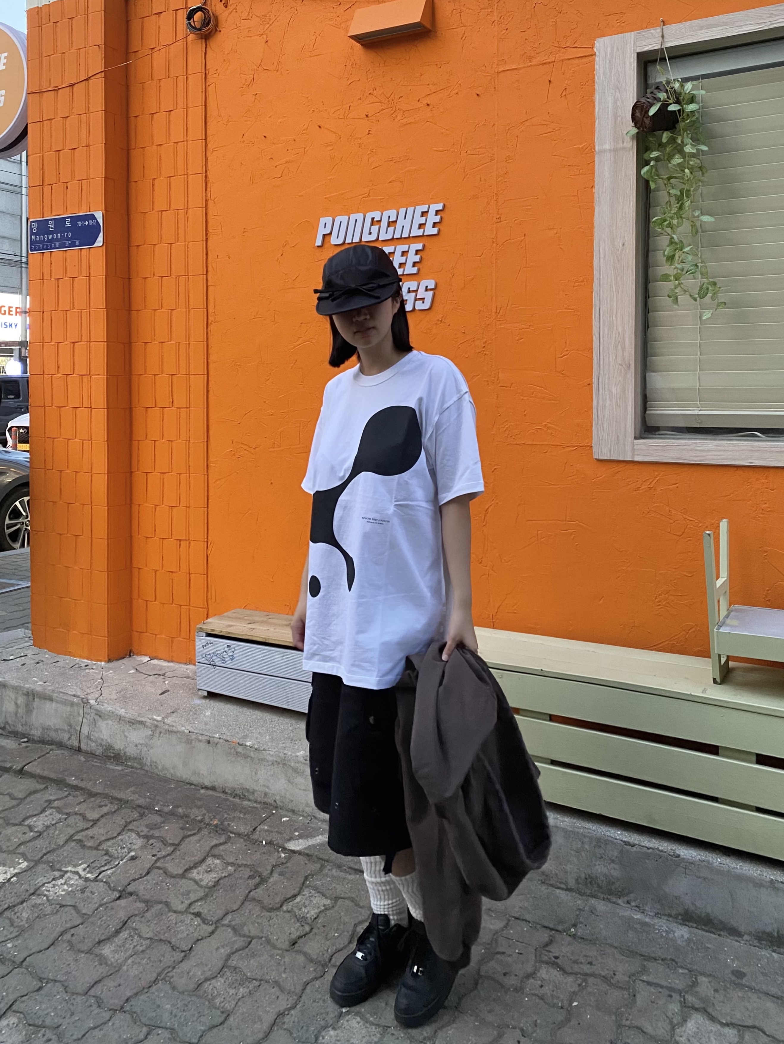 YOUCHE QS Duck Cap Black, YOUCHE FL Short Sleeve Tee White 착용 스타일 - 1