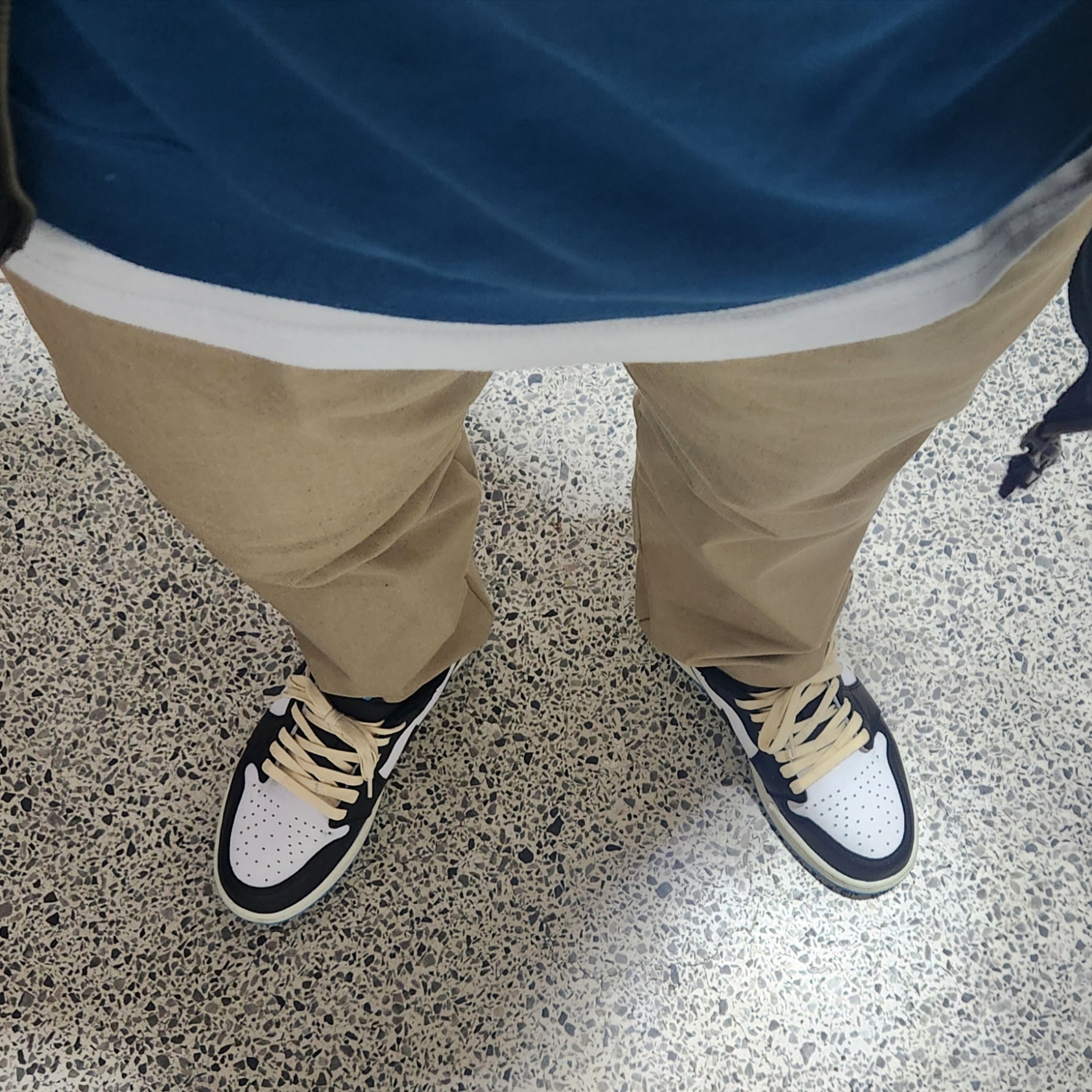 Jordan 1 Retro Low OG Black and Dark Powder Blue 착용 스타일