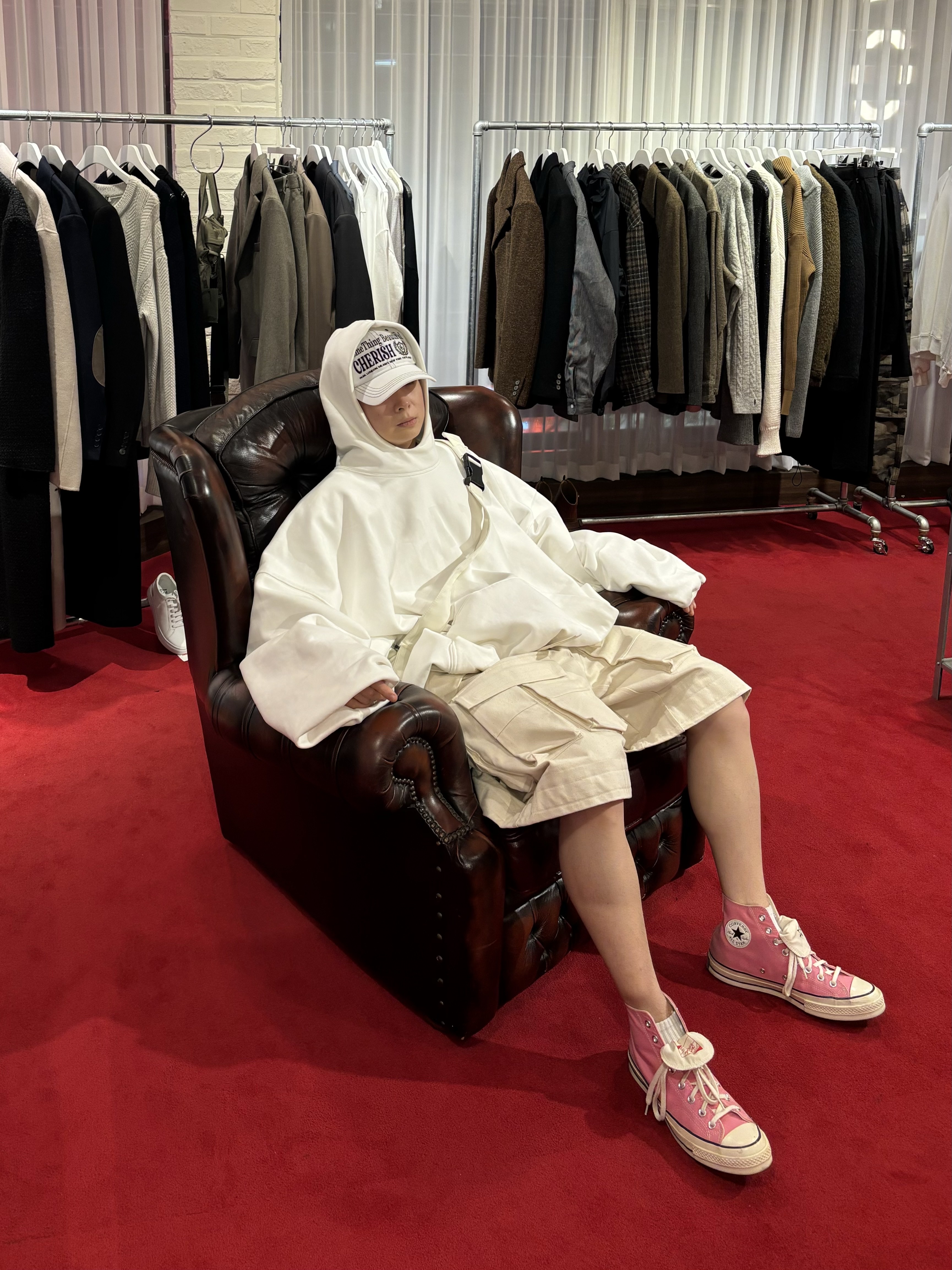 Yeezy Gap Engineered By Balenciaga Dove Hoodie White, Converse Chuck Taylor All Star Hi Seasonal Color Oops Pink 착용 스타일 - 1
