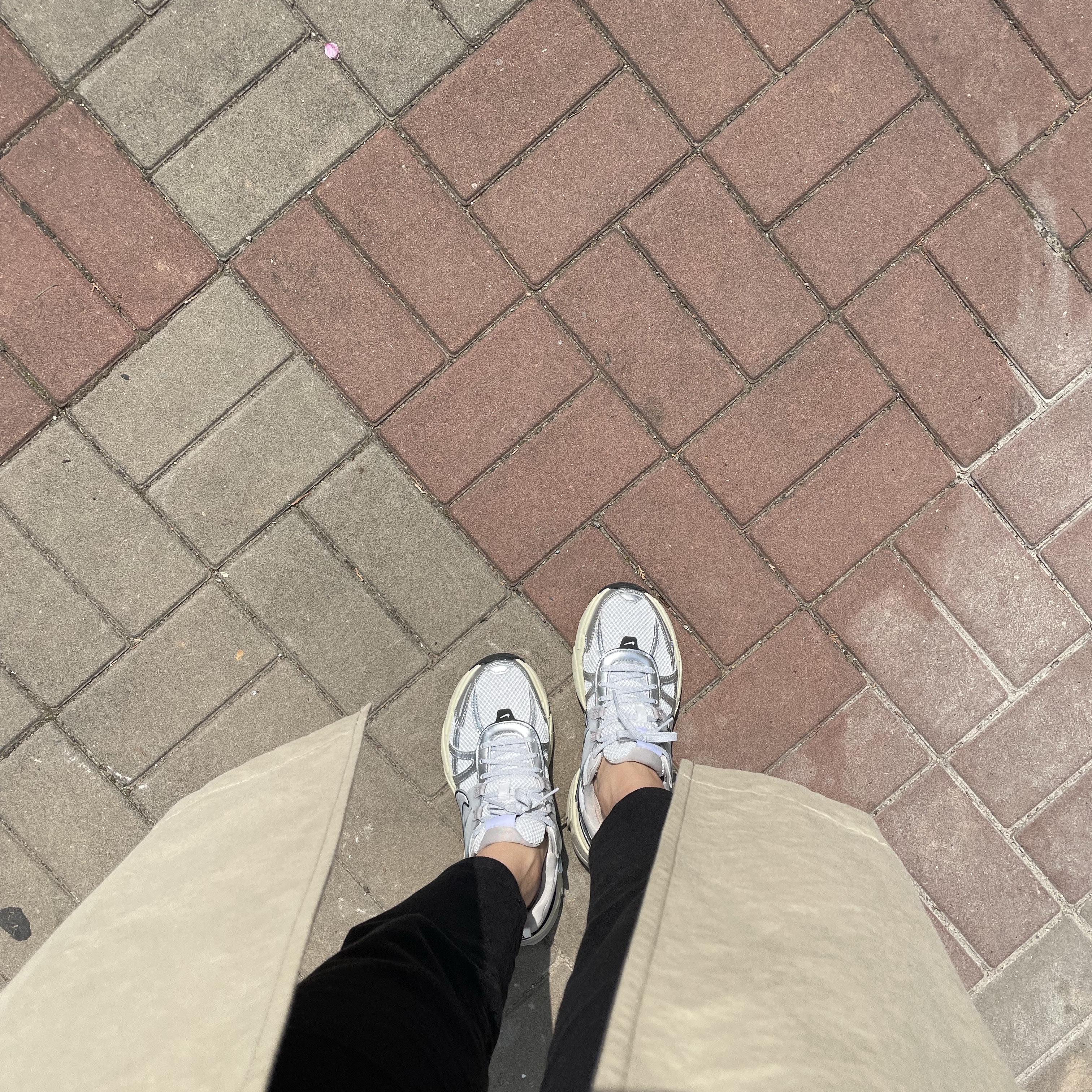 Nike V2K Run Summit White Metallic Silver 착용 스타일
