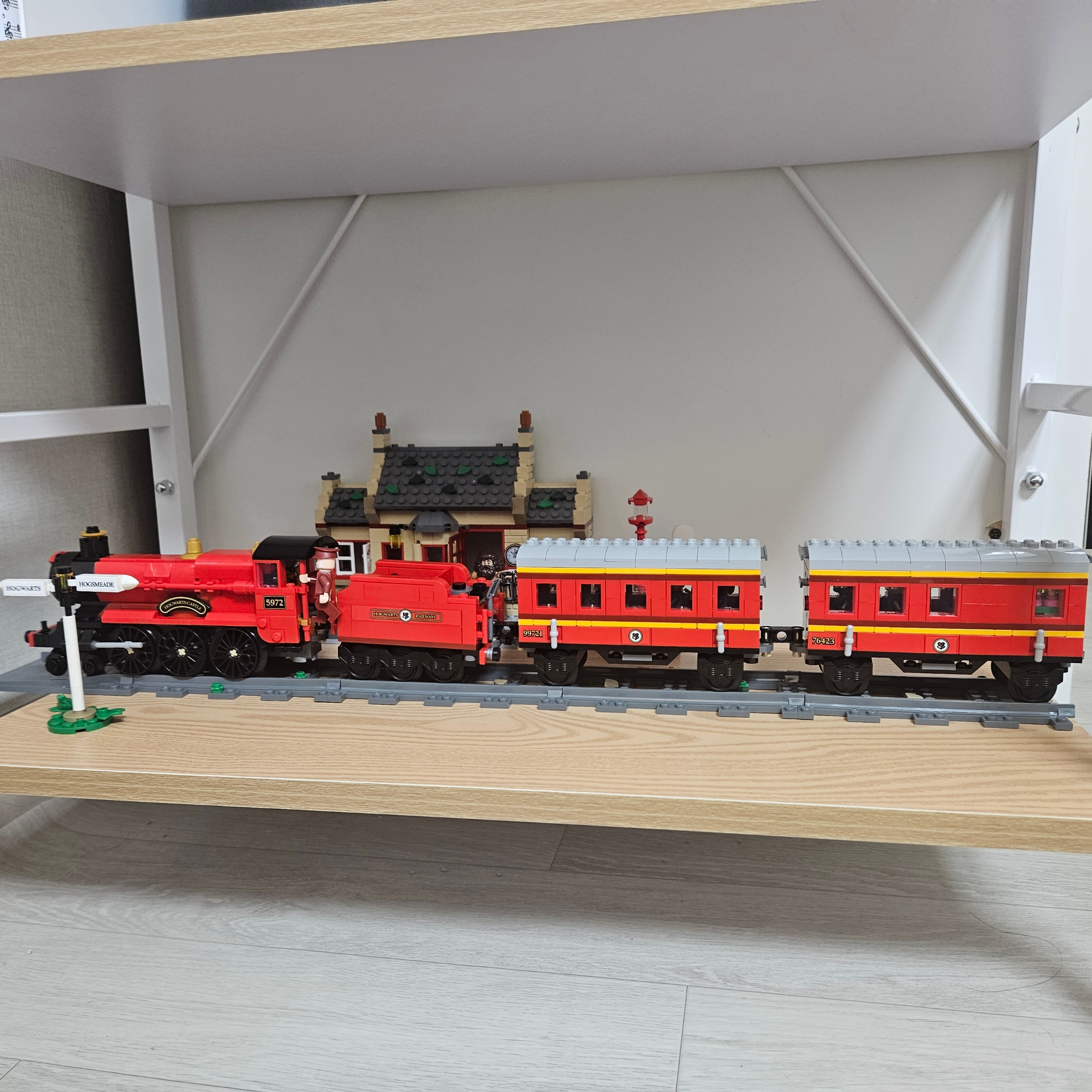 Lego Ducati Panigale V4 R, Lego Harry Potter Hogwarts Express Train with Hogsmeade Station 착용 스타일 - 2