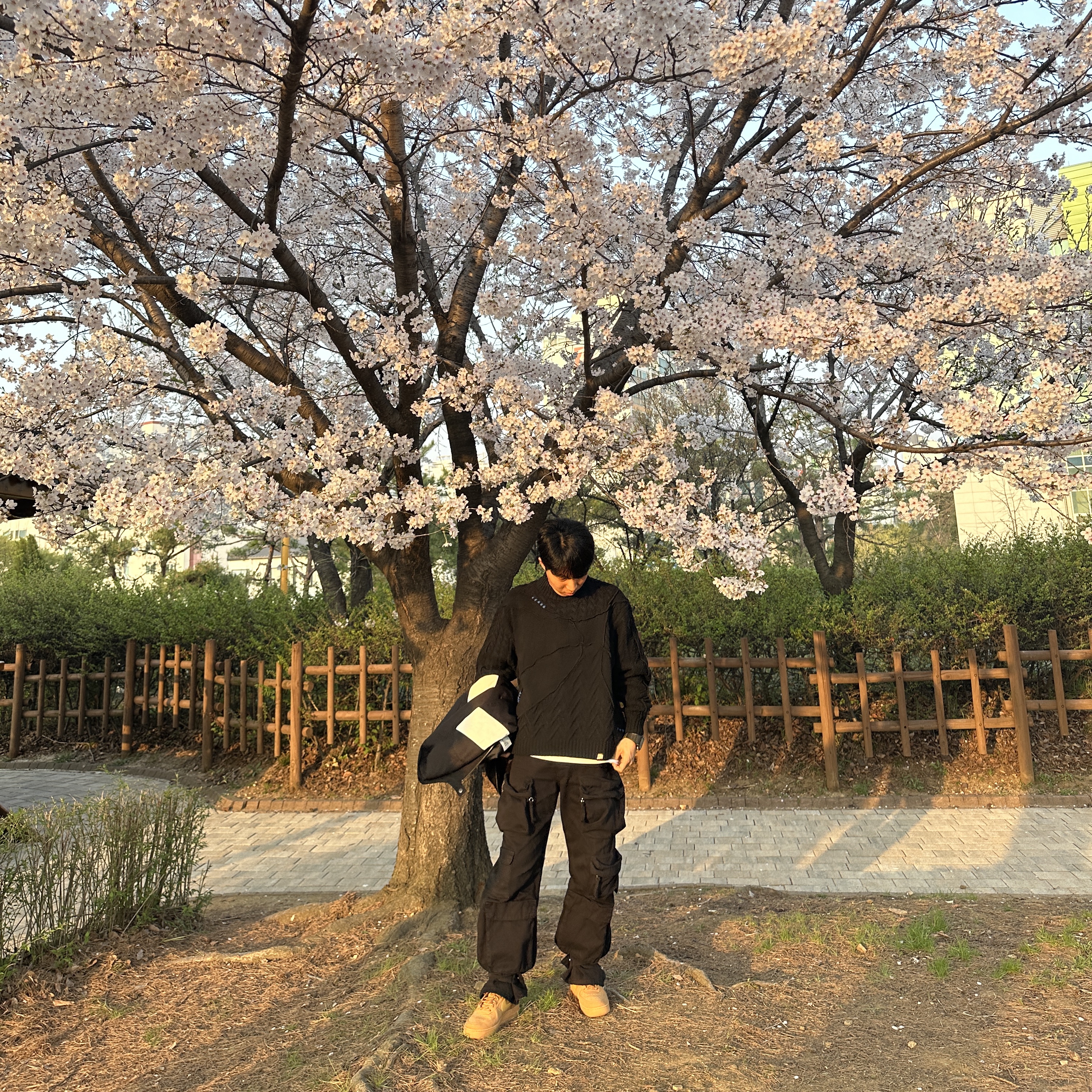 Nike Air Force 1 '07 WB Flax, Zara x Ader Error Patchwork Oversize Knit Sweater Black ์ฐฉ์ฉ ์คํ์ผ - 2