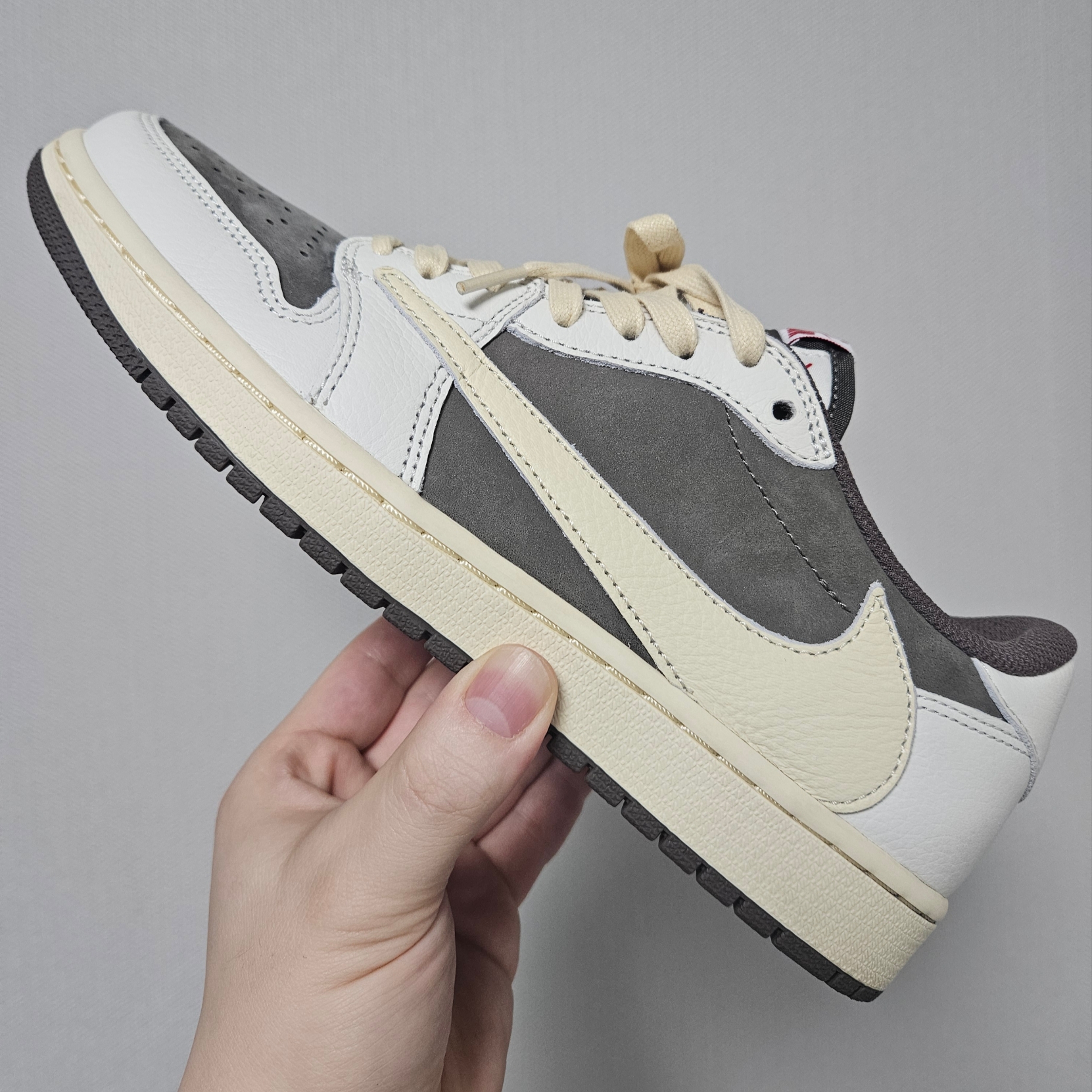 Jordan 1 x Travis Scott Retro Low OG SP Sail and Ridgerock 착용 스타일