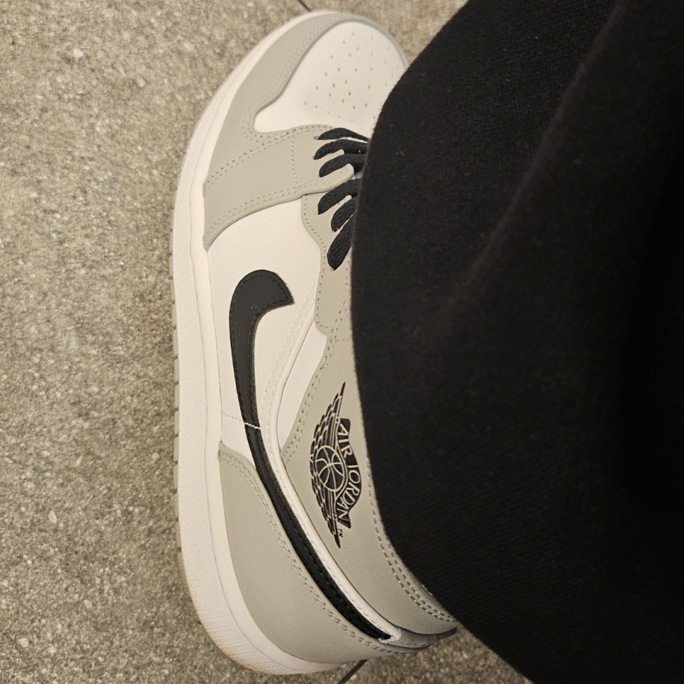 Jordan 1 Mid Light Smoke Grey, Undermycar Mu.03 Anti Fxxking Logo Play Oversized Sweat Jogger Black 착용 스타일 - 1