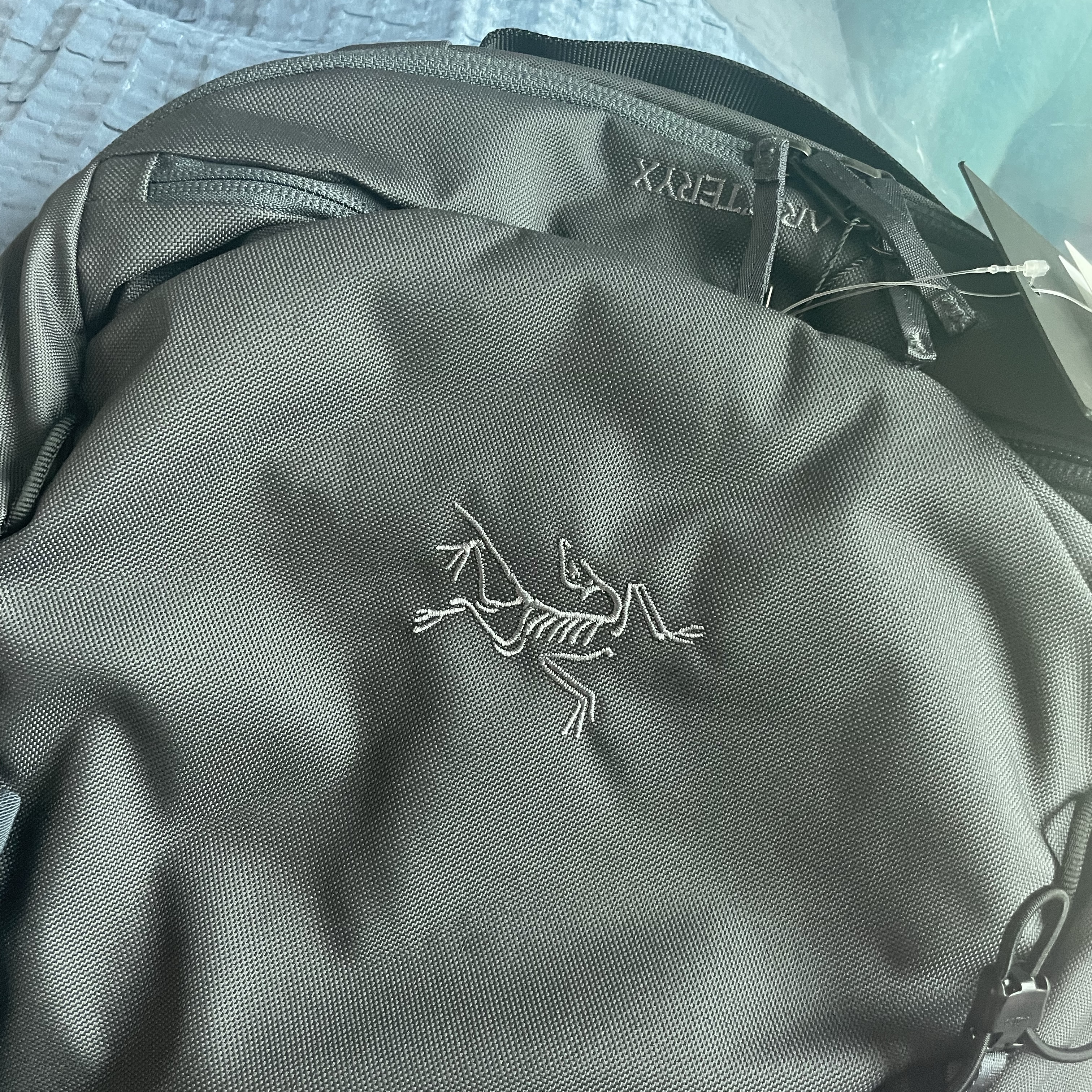 Arc'teryx Mantis 16 Backpack Graphite 착용 스타일