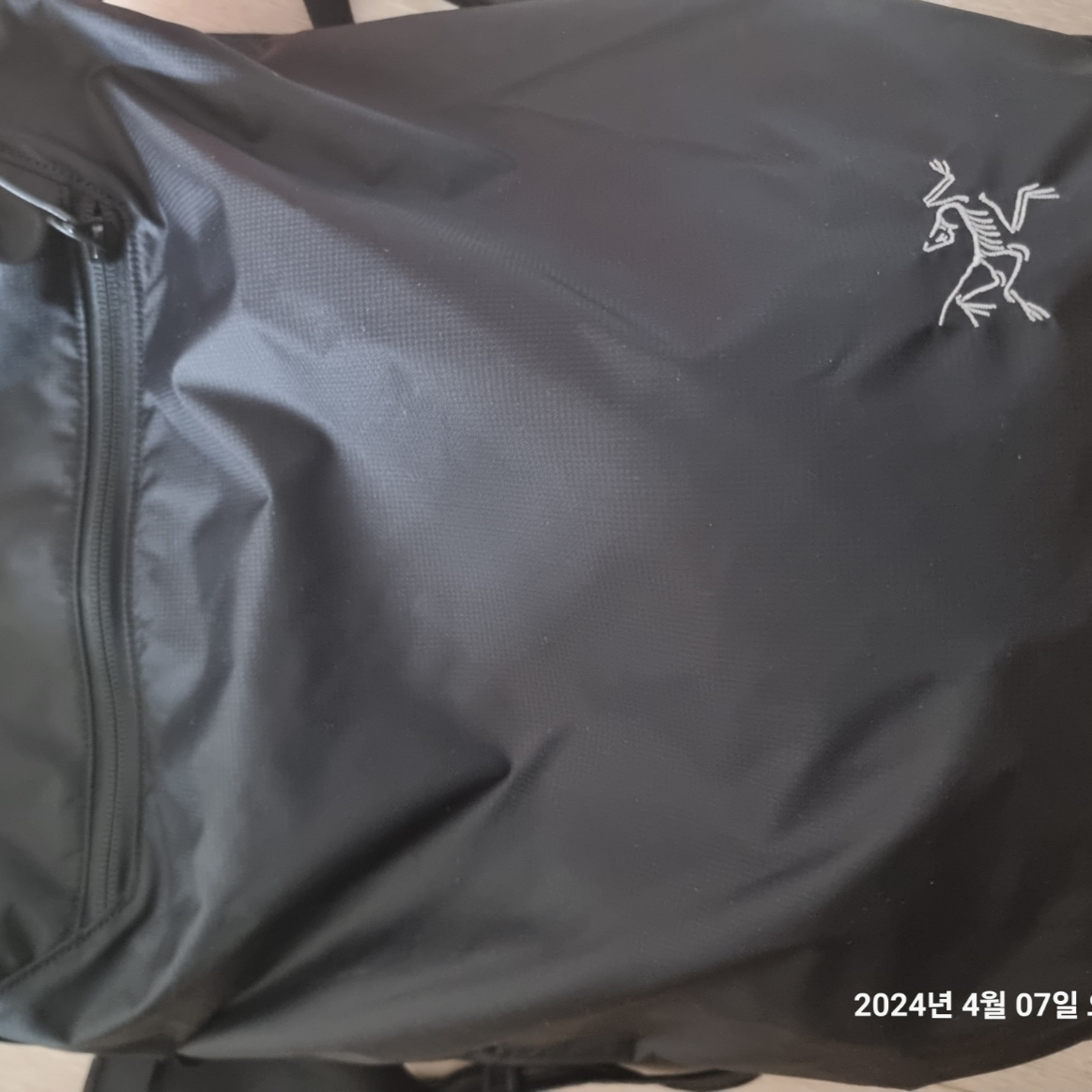 Arc'teryx Heliad 12 Tote Black 착용 스타일