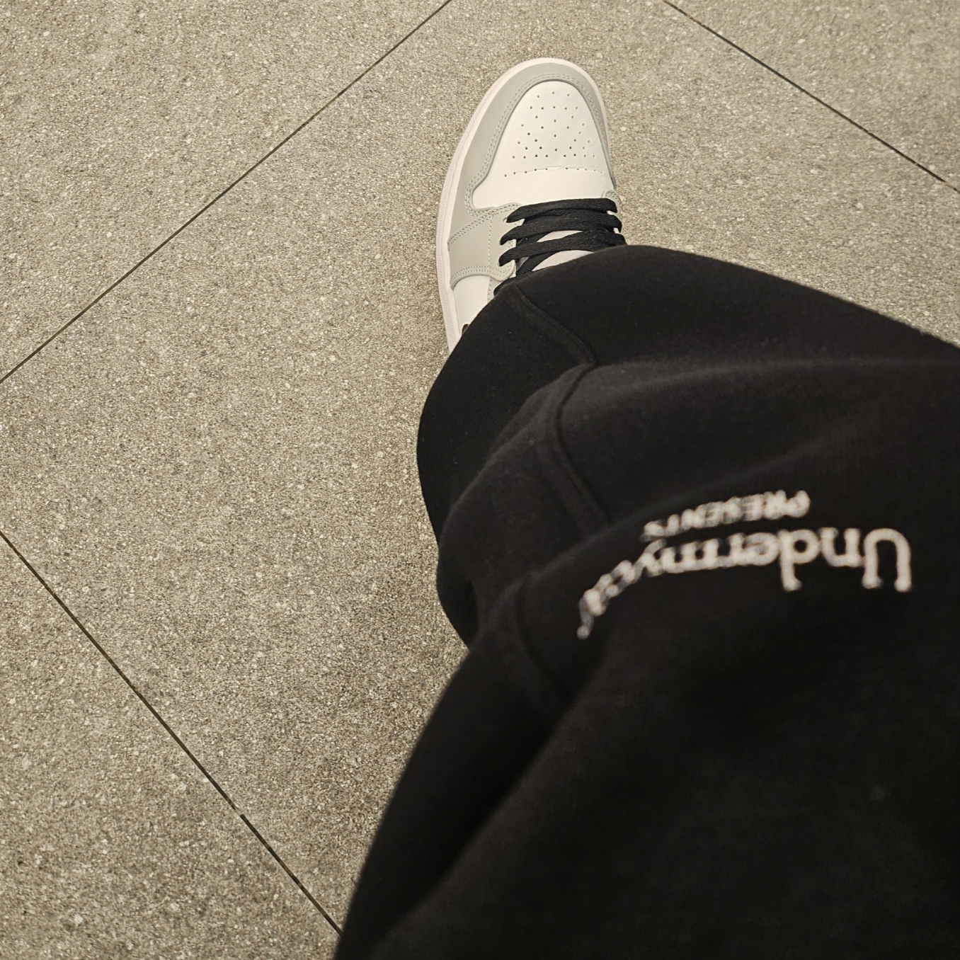 Jordan 1 Mid Light Smoke Grey, Undermycar Mu.03 Anti Fxxking Logo Play Oversized Sweat Jogger Black 착용 스타일 - 2