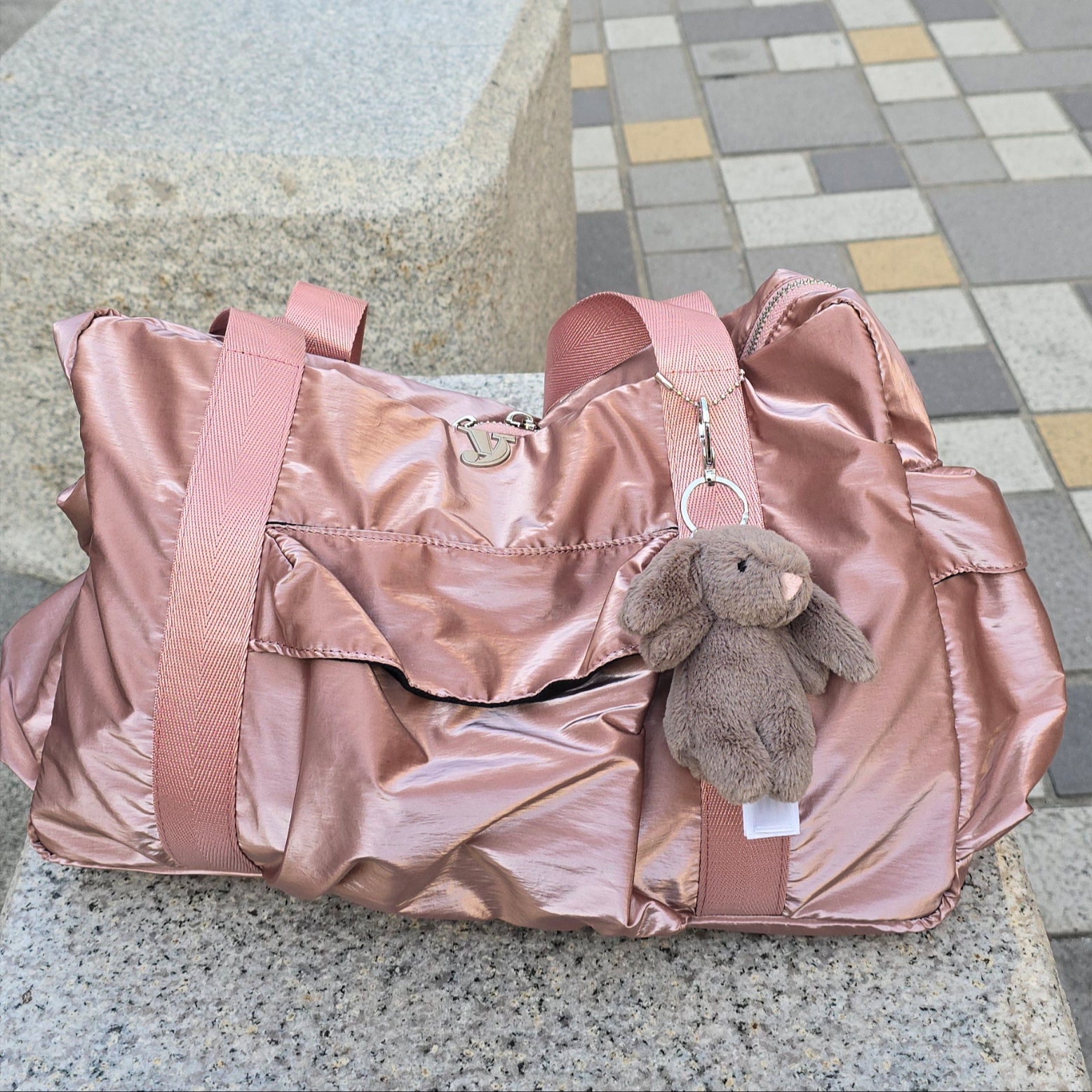 Jellycat Bashful Bunny Truffle Bag Charm Brown, Nike V2K Run Pure Platinum Wolf Grey 착용 스타일 - 3