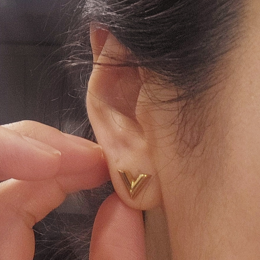 (W) Louis Vuitton Essential V Stud Earrings Gold 착용 스타일 - 2