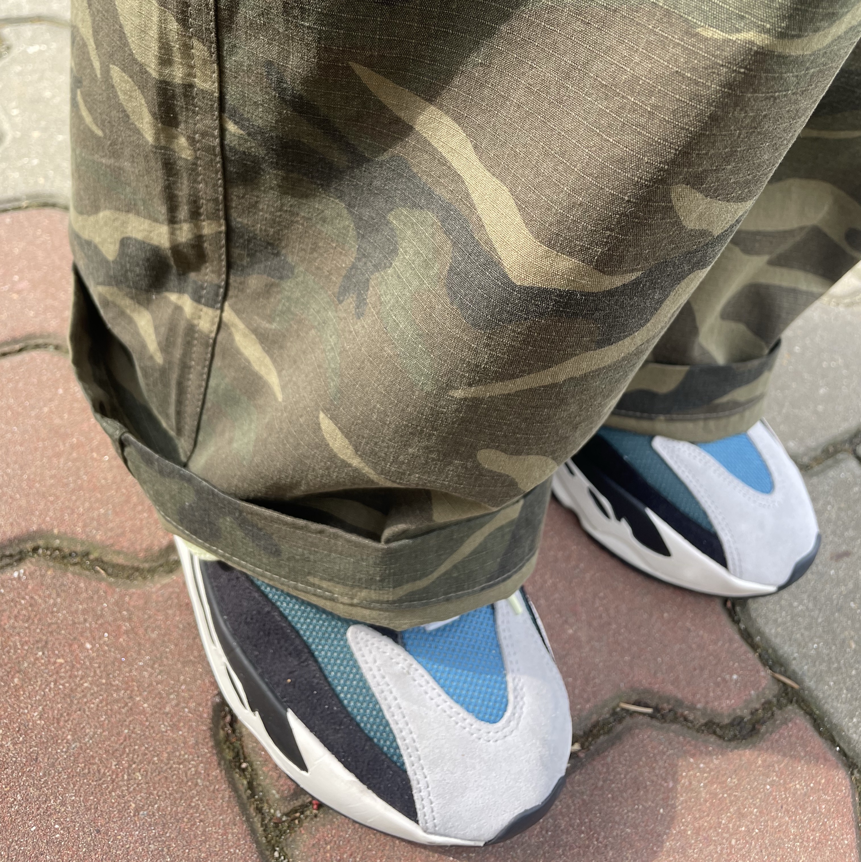 Supreme Box Logo Hooded Sweatshirt Black - 23FW, Adidas Yeezy Boost 700 Wave Runner Solid Grey 2017/2019 착용 스타일 - 3