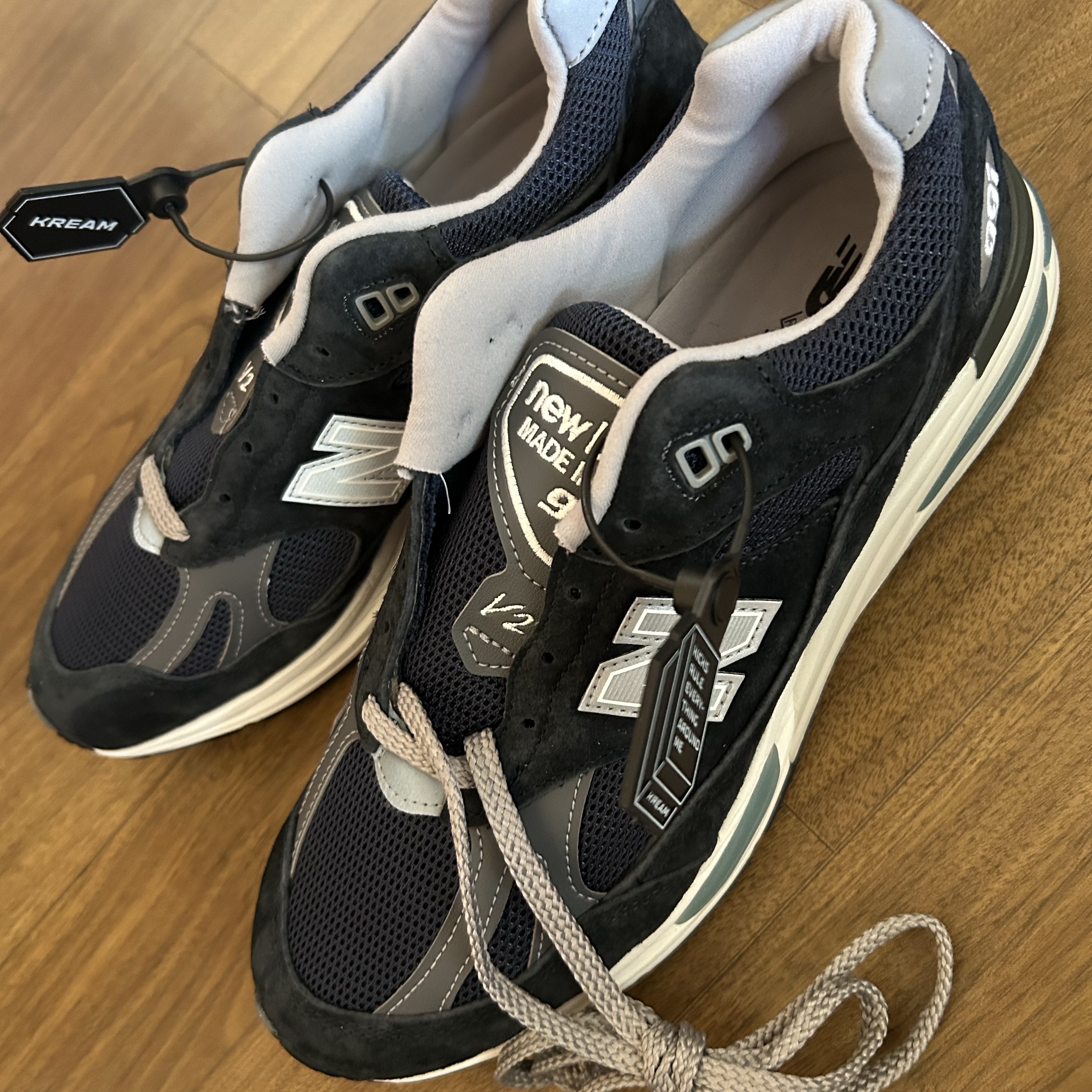 New Balance 991v2 Made in UK Dark Navy Smoked Pearl 착용 스타일 - 1