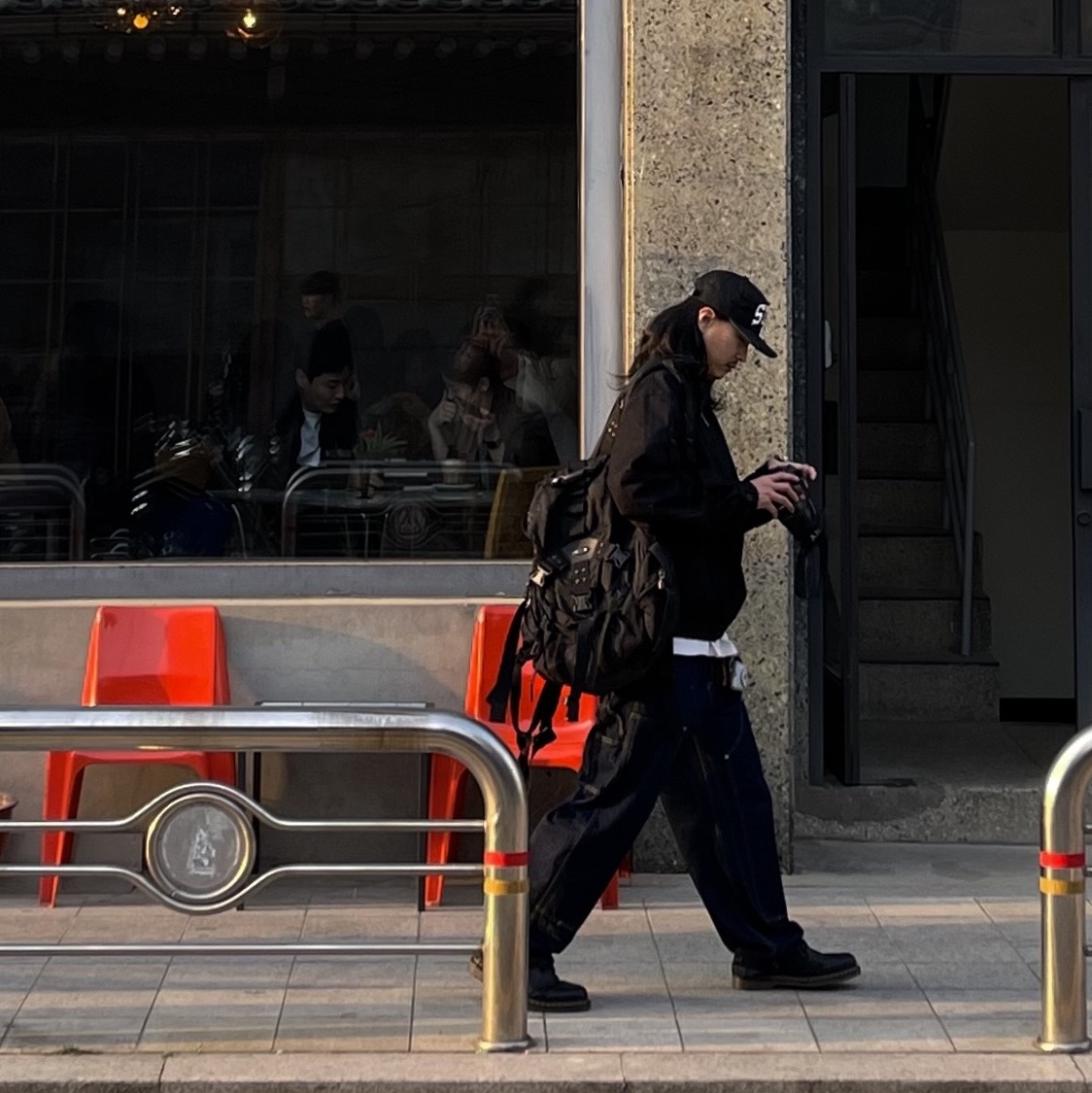 Stussy Stu Arch Strapback Cap Black, Carhartt WIP Nash Loose Fit Double Knee Pants Blue Rinsed 착용 스타일