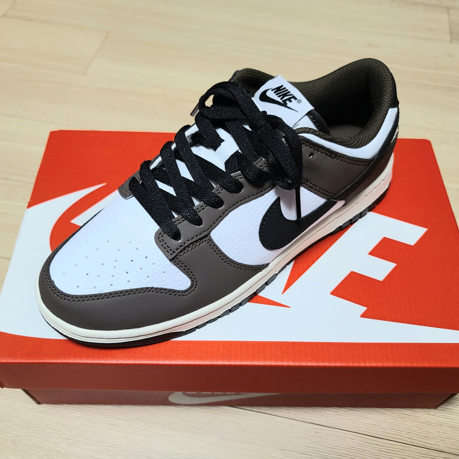 Nike Dunk Low Retro Next Nature Baroque Brown White 착용 스타일 - 1