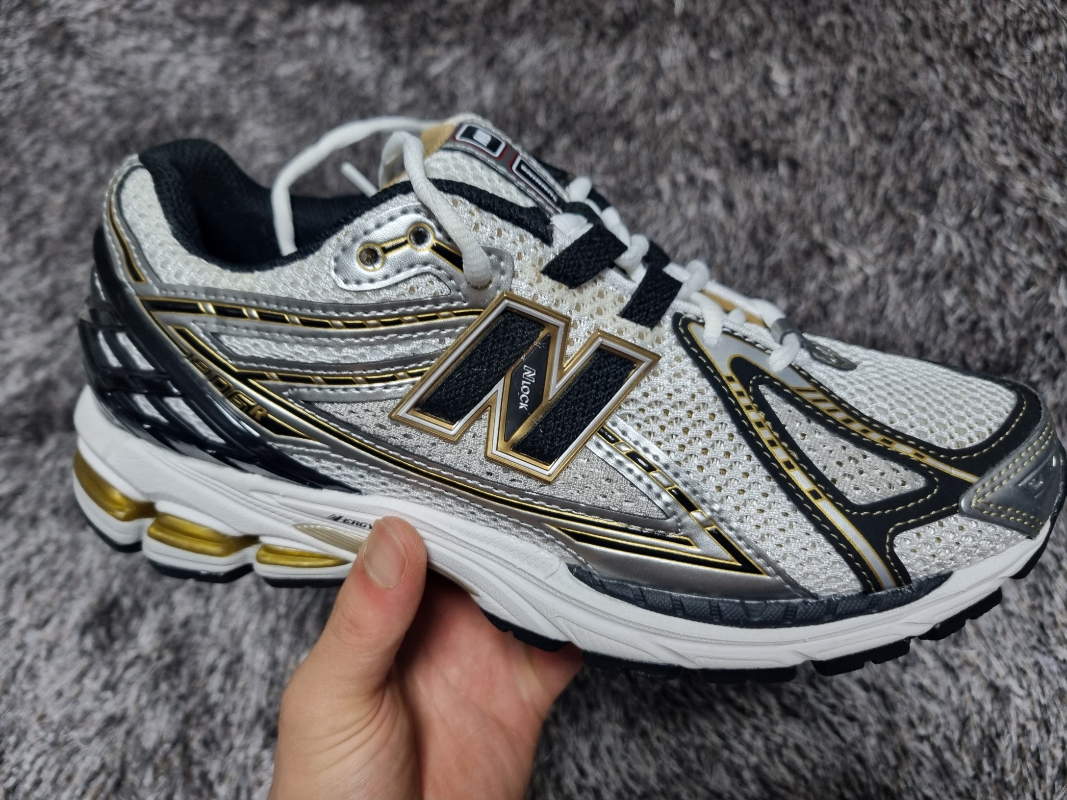 New Balance 1906R White Gold 착용 스타일