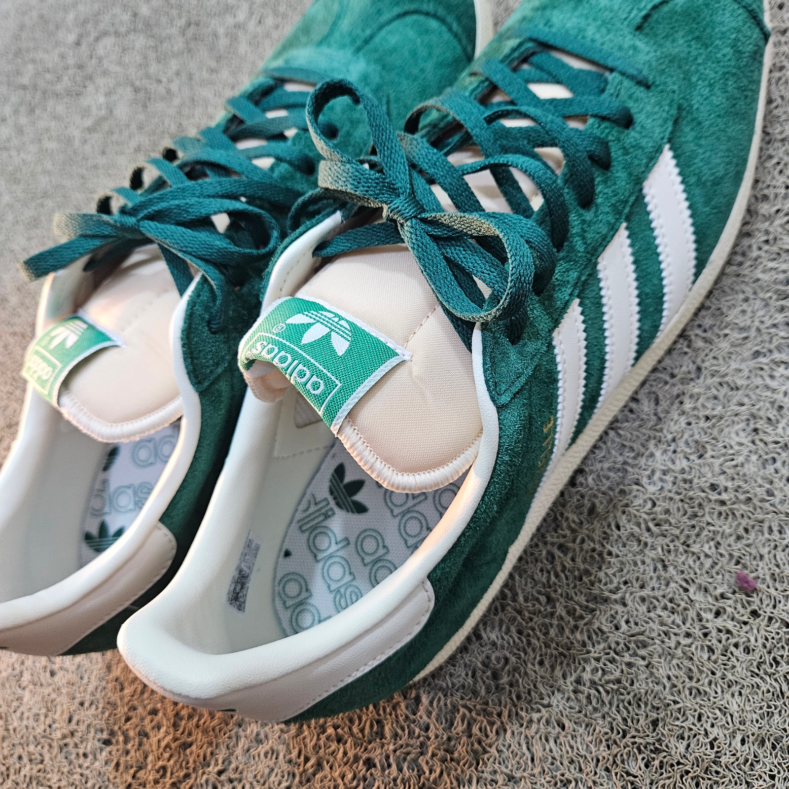 Adidas Gazelle Dark Green Cream White 착용 스타일
