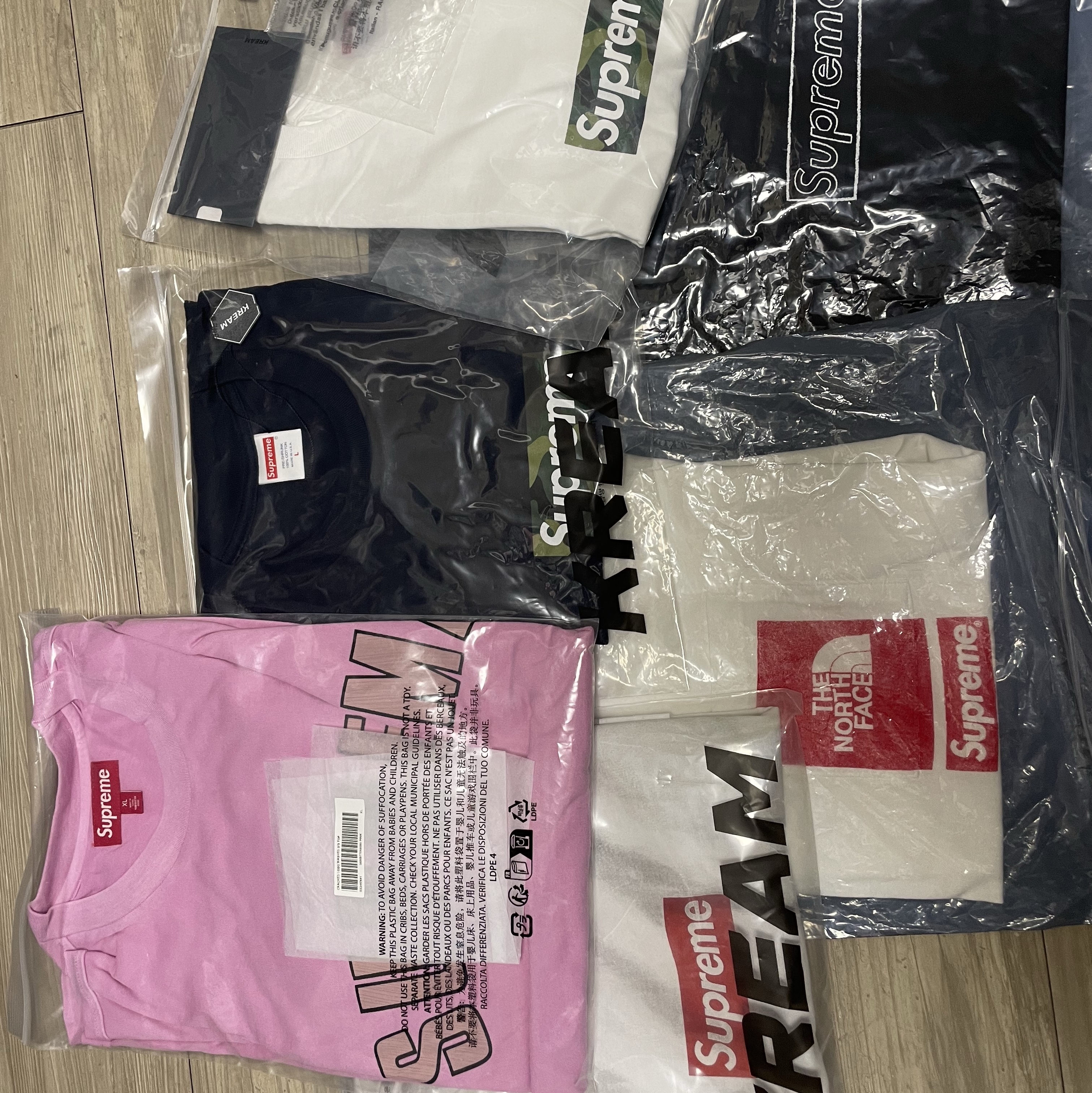 Supreme x MM6 Maison Margiela Box Logo T-Shirt White - 24SS, Supreme x Kaws Chalk Logo T-Shirt Black - 21SS 착용 스타일 - 3