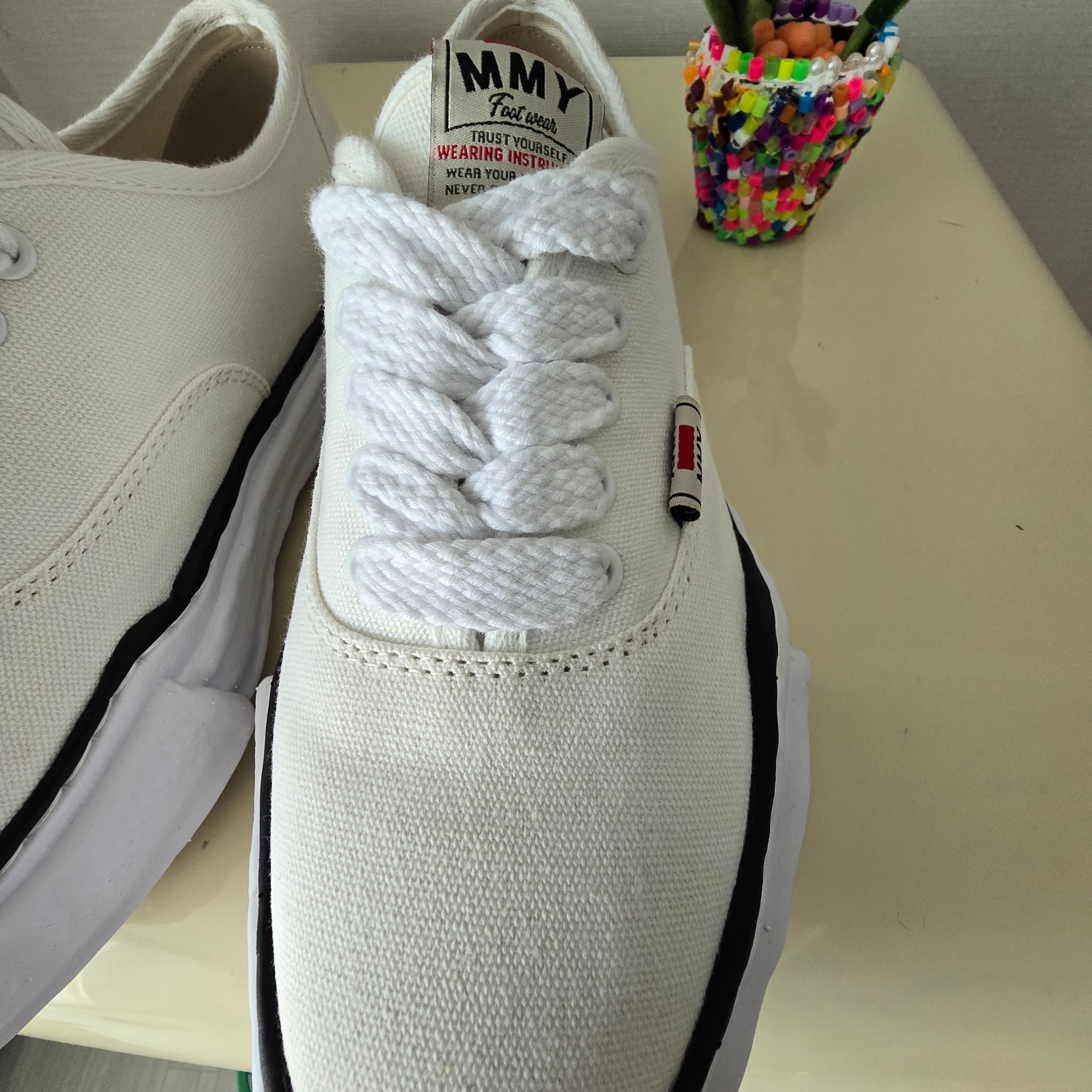 Maison Mihara Yasuhiro Baker OG Sole Canvas Low Cut Sneakers White 착용 스타일 - 3