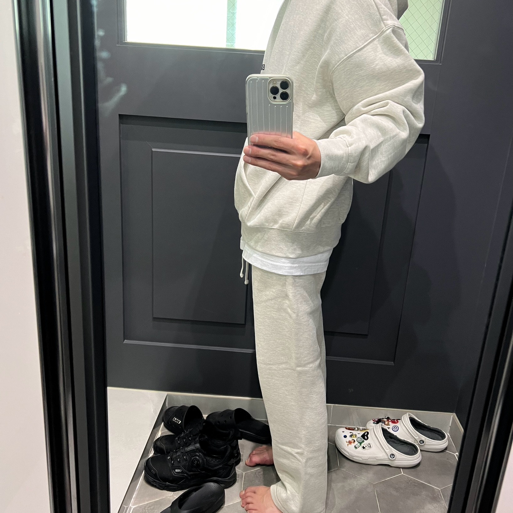 Essentials The Core Collection Hoodie Light Oatmeal, Essentials The Core Collection Relaxed Sweatpants Light Oatmeal 착용 스타일 - 4